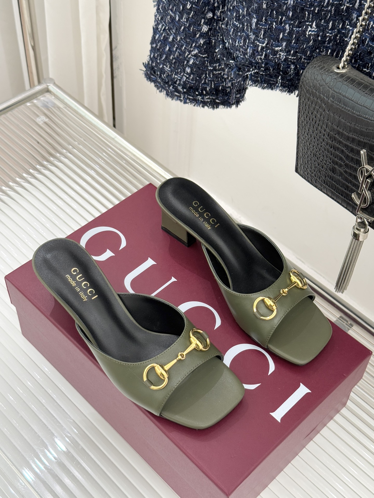 Gucci/古驰26WF春夏新品马衔扣鱼嘴粗跟拖鞋以时光为经纬 以自由为针线将品牌「随性的华美」具象为足