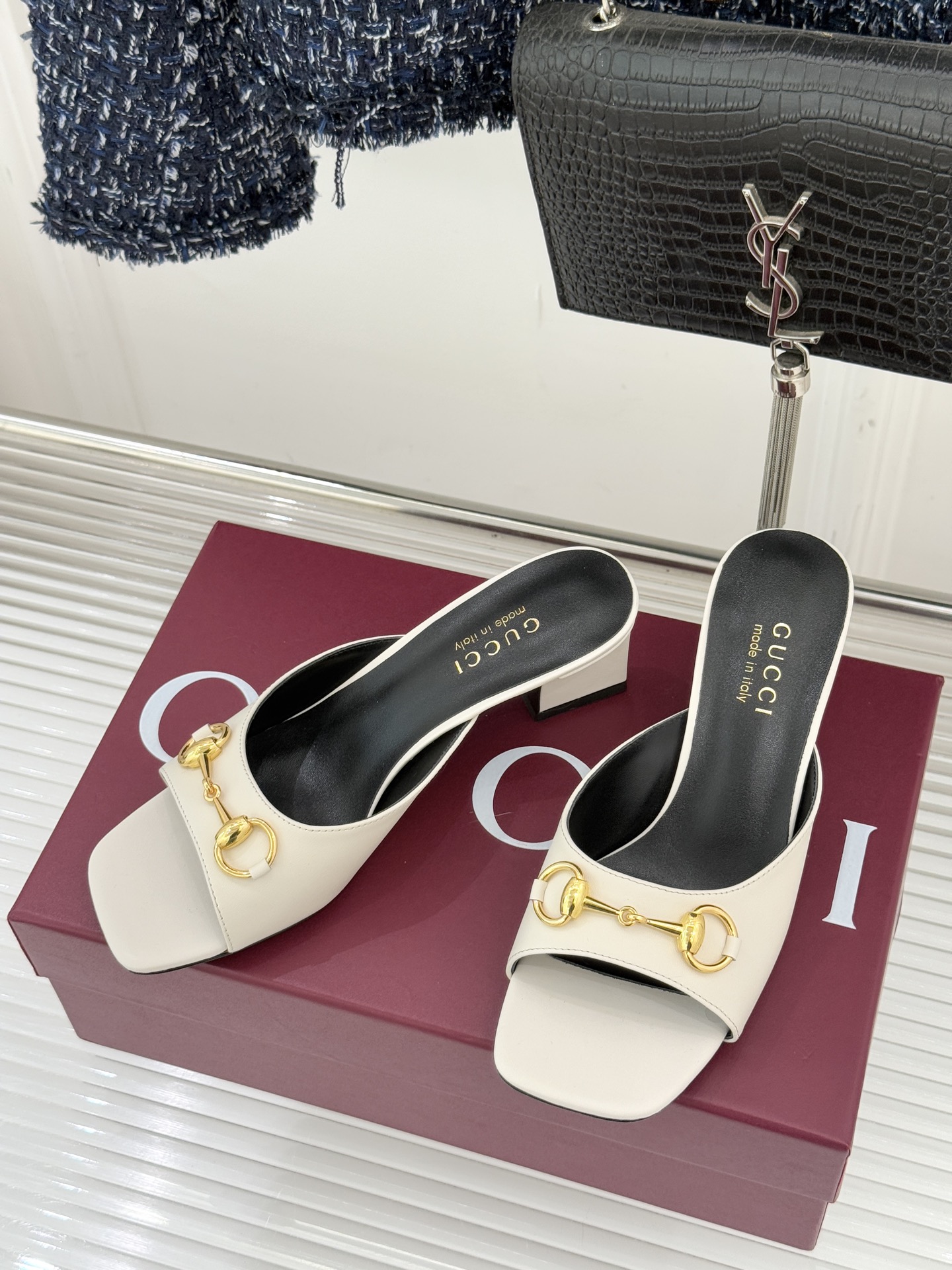 Gucci/古驰26WF春夏新品马衔扣鱼嘴粗跟拖鞋以时光为经纬 以自由为针线将品牌「随性的华美」具象为足