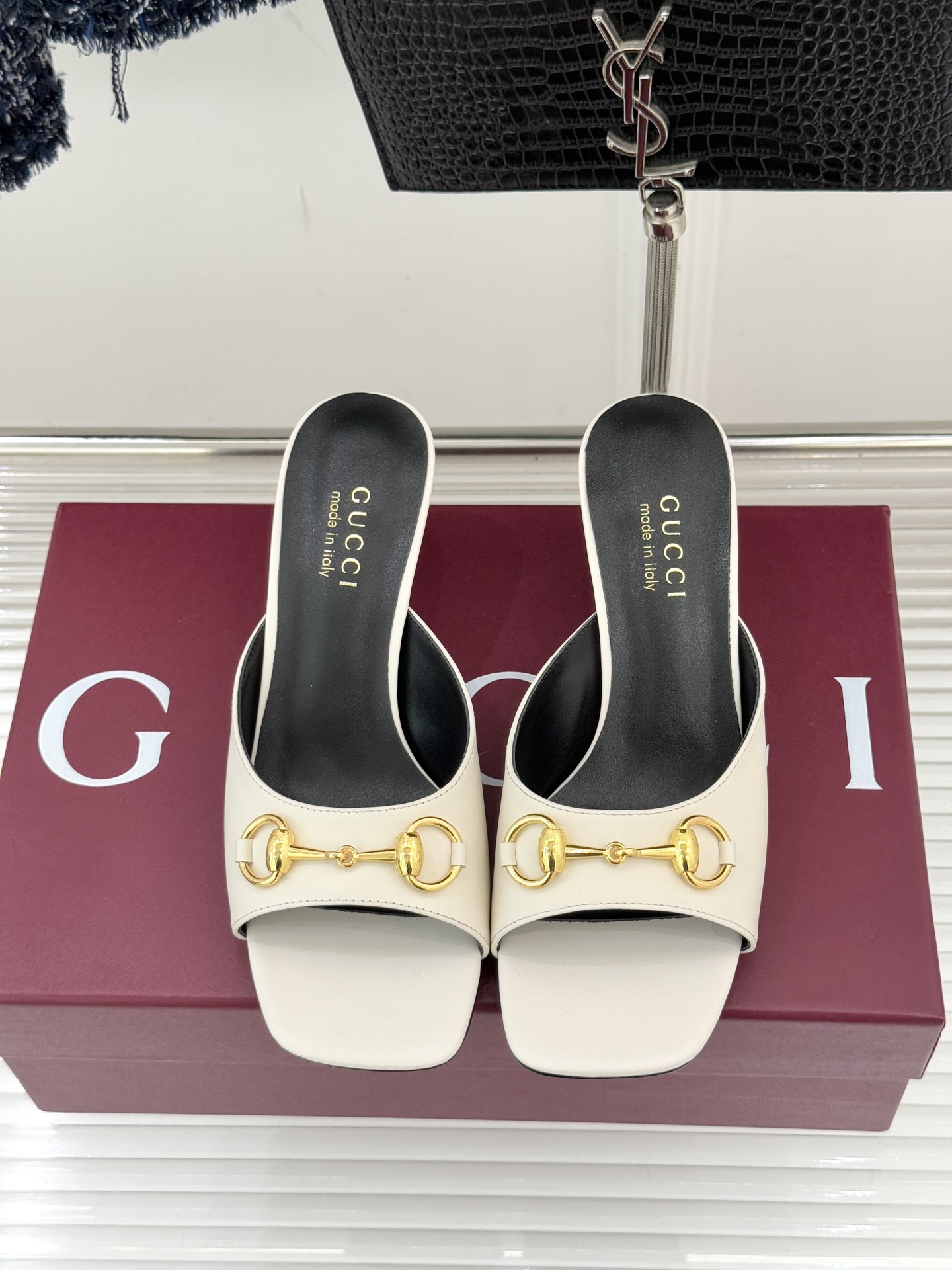 Gucci/古驰26WF春夏新品马衔扣鱼嘴粗跟拖鞋以时光为经纬 以自由为针线将品牌「随性的华美」具象为足