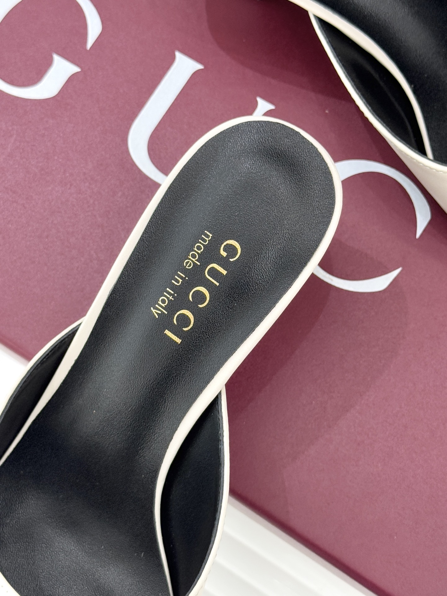 Gucci/古驰26WF春夏新品马衔扣鱼嘴粗跟拖鞋以时光为经纬 以自由为针线将品牌「随性的华美」具象为足