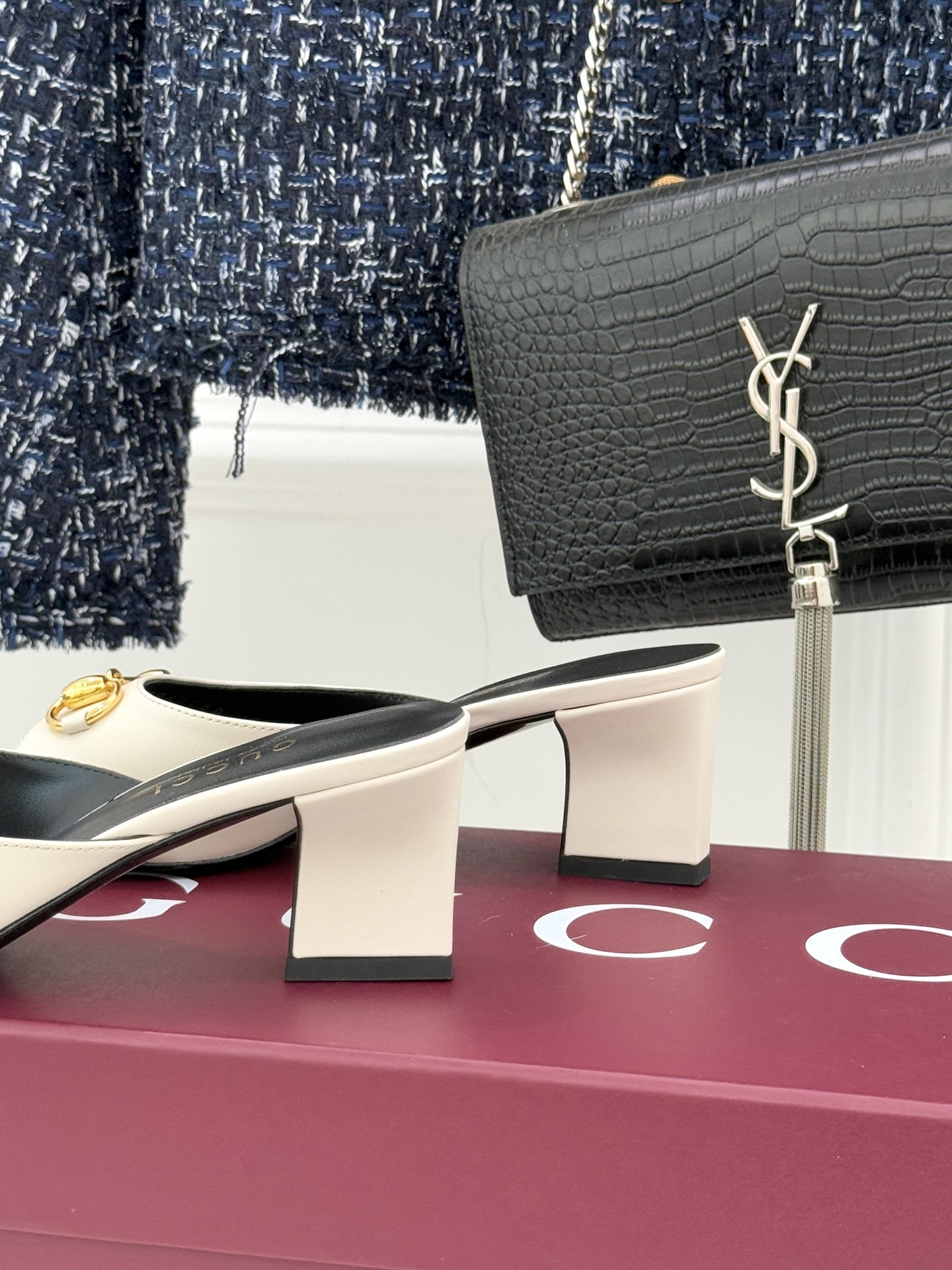 Gucci/古驰26WF春夏新品马衔扣鱼嘴粗跟拖鞋以时光为经纬 以自由为针线将品牌「随性的华美」具象为足