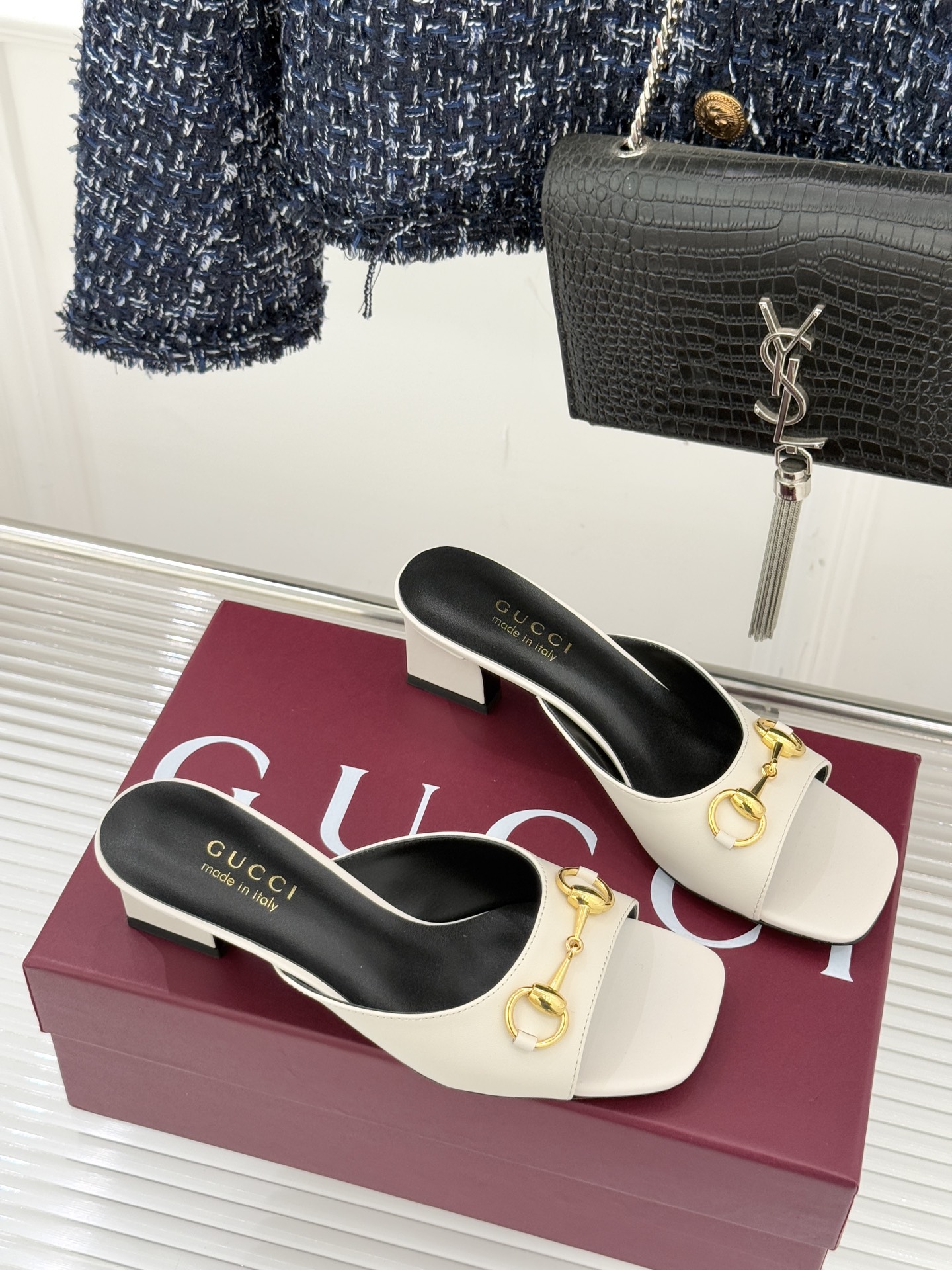 Gucci/古驰26WF春夏新品马衔扣鱼嘴粗跟拖鞋以时光为经纬 以自由为针线将品牌「随性的华美」具象为足