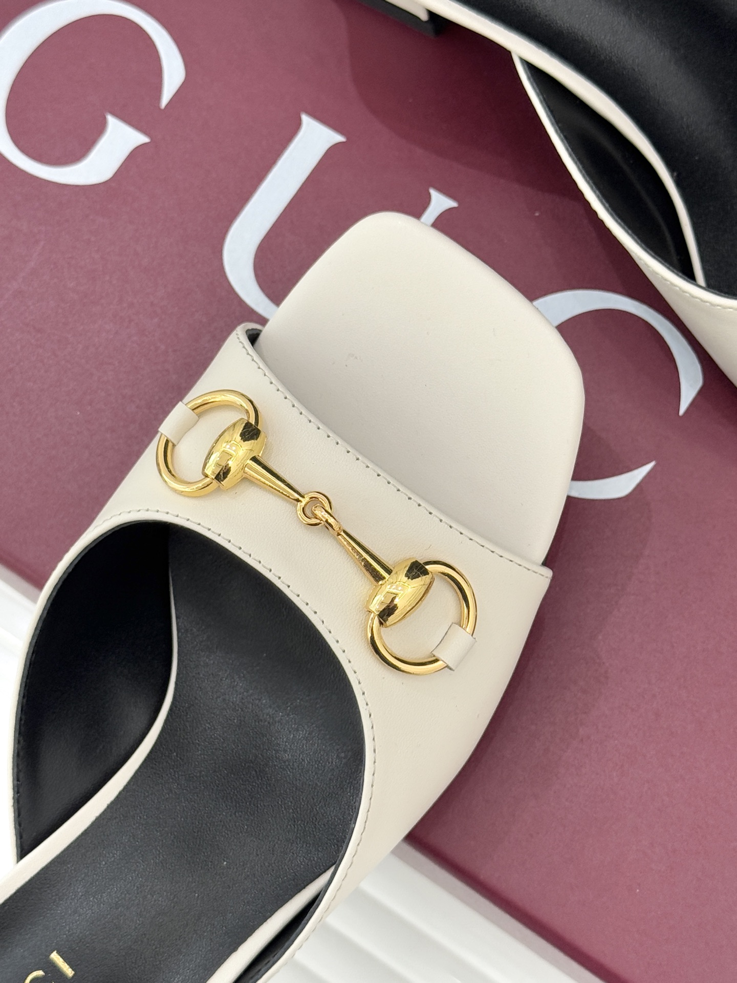 Gucci/古驰26WF春夏新品马衔扣鱼嘴粗跟拖鞋以时光为经纬 以自由为针线将品牌「随性的华美」具象为足