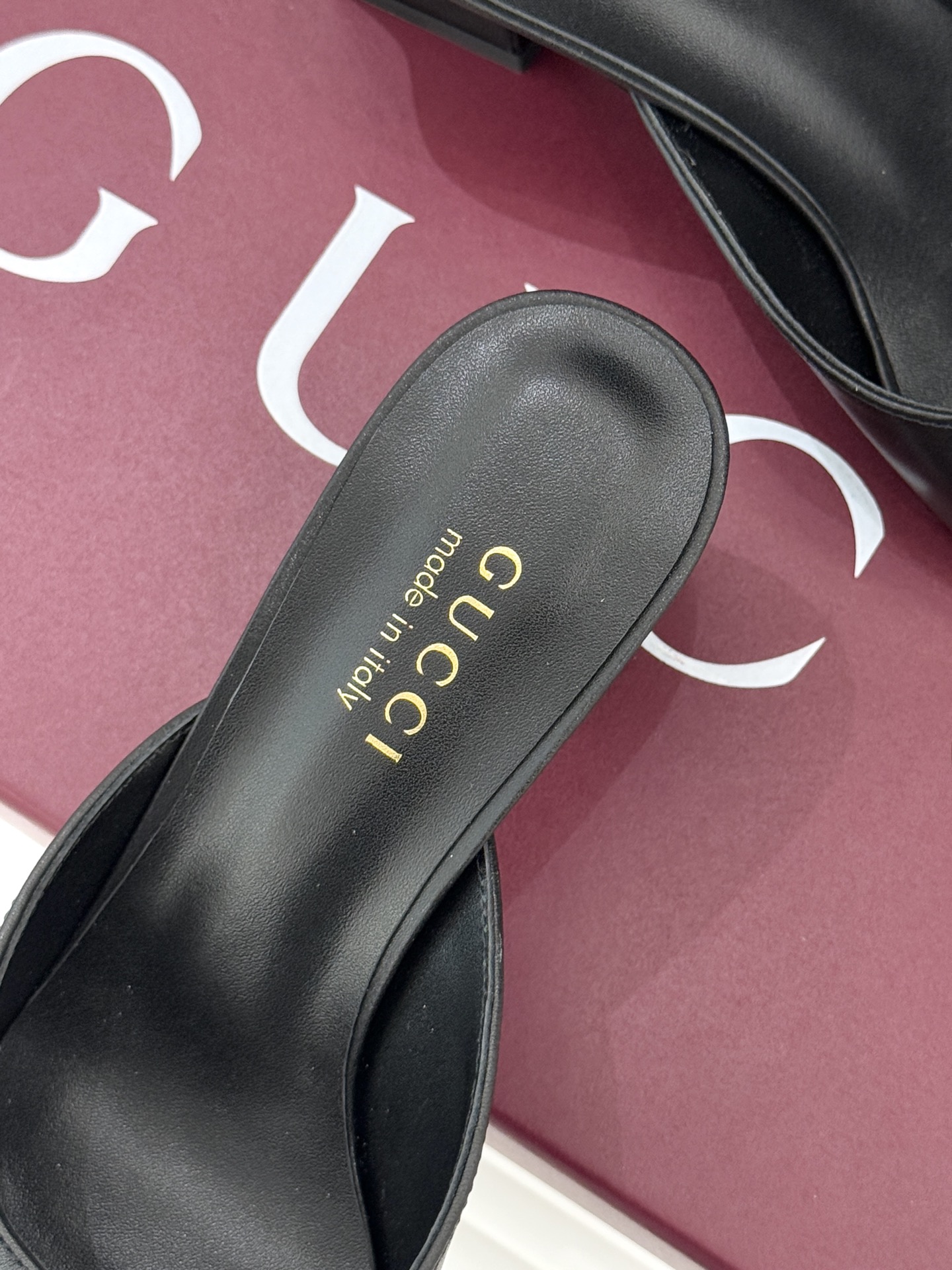 Gucci/古驰26WF春夏新品马衔扣鱼嘴粗跟拖鞋以时光为经纬 以自由为针线将品牌「随性的华美」具象为足