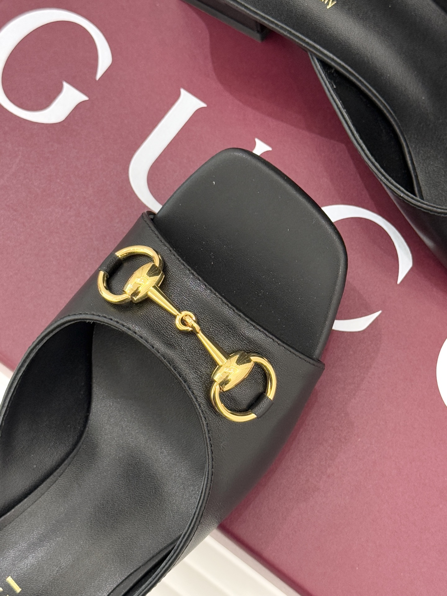 Gucci/古驰26WF春夏新品马衔扣鱼嘴粗跟拖鞋以时光为经纬 以自由为针线将品牌「随性的华美」具象为足