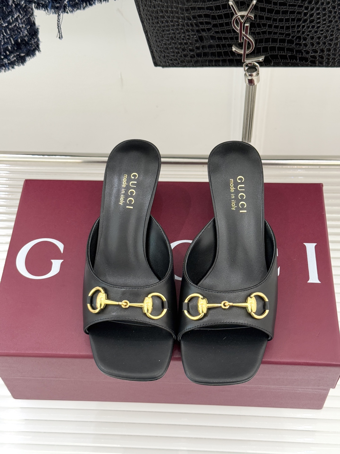 Gucci/古驰26WF春夏新品马衔扣鱼嘴粗跟拖鞋以时光为经纬 以自由为针线将品牌「随性的华美」具象为足