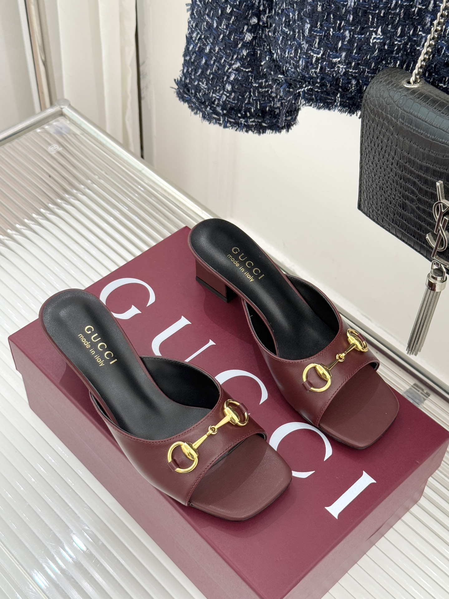 Gucci/古驰26WF春夏新品马衔扣鱼嘴粗跟拖鞋以时光为经纬 以自由为针线将品牌「随性的华美」具象为足