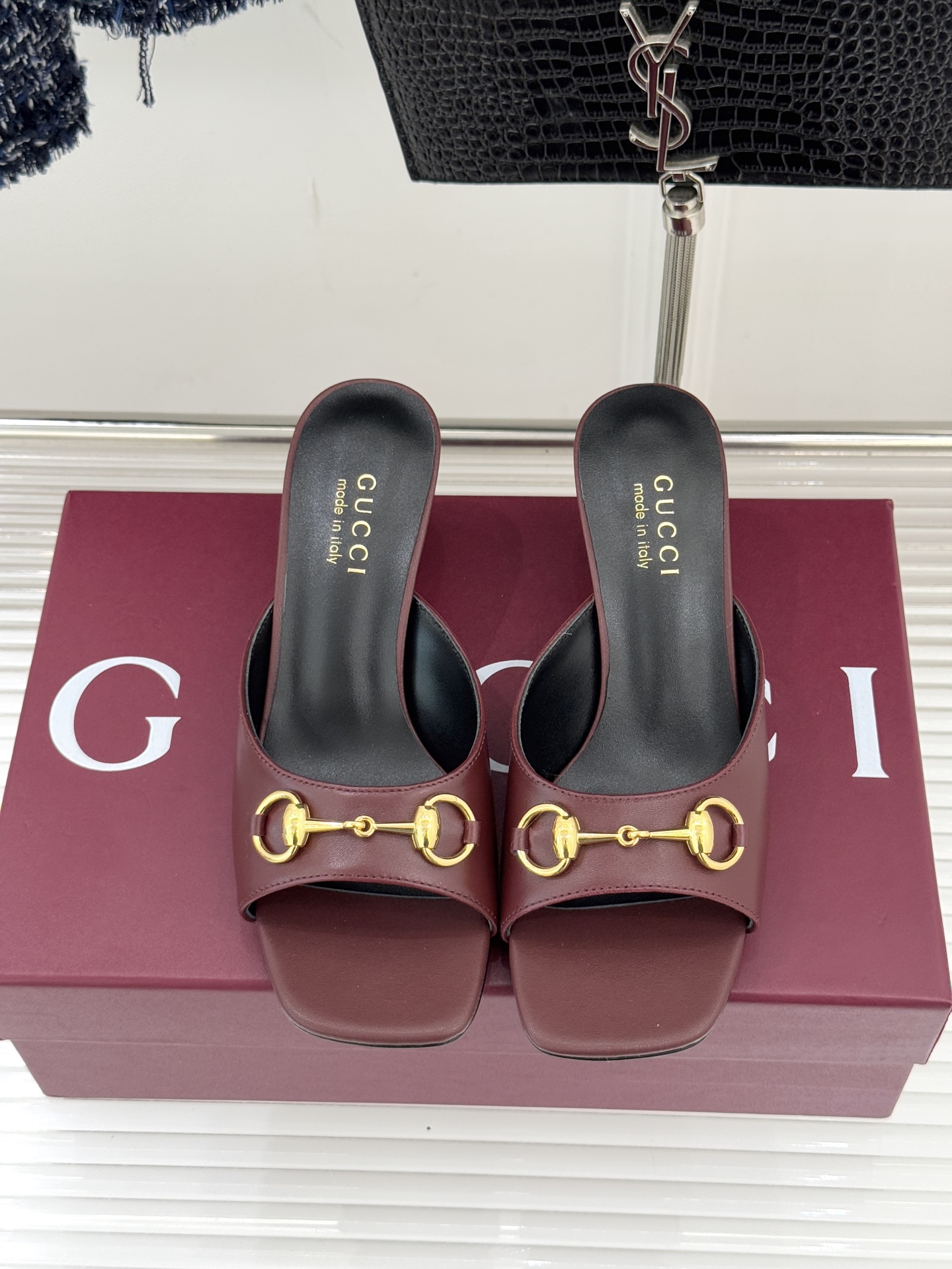 Gucci/古驰26WF春夏新品马衔扣鱼嘴粗跟拖鞋以时光为经纬 以自由为针线将品牌「随性的华美」具象为足