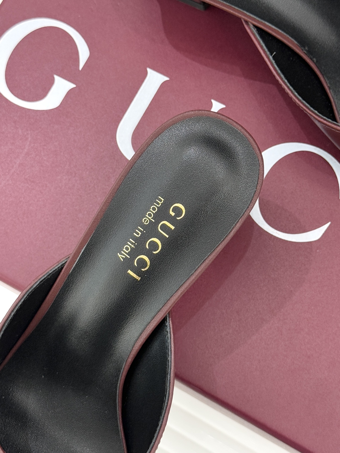 Gucci/古驰26WF春夏新品马衔扣鱼嘴粗跟拖鞋以时光为经纬 以自由为针线将品牌「随性的华美」具象为足