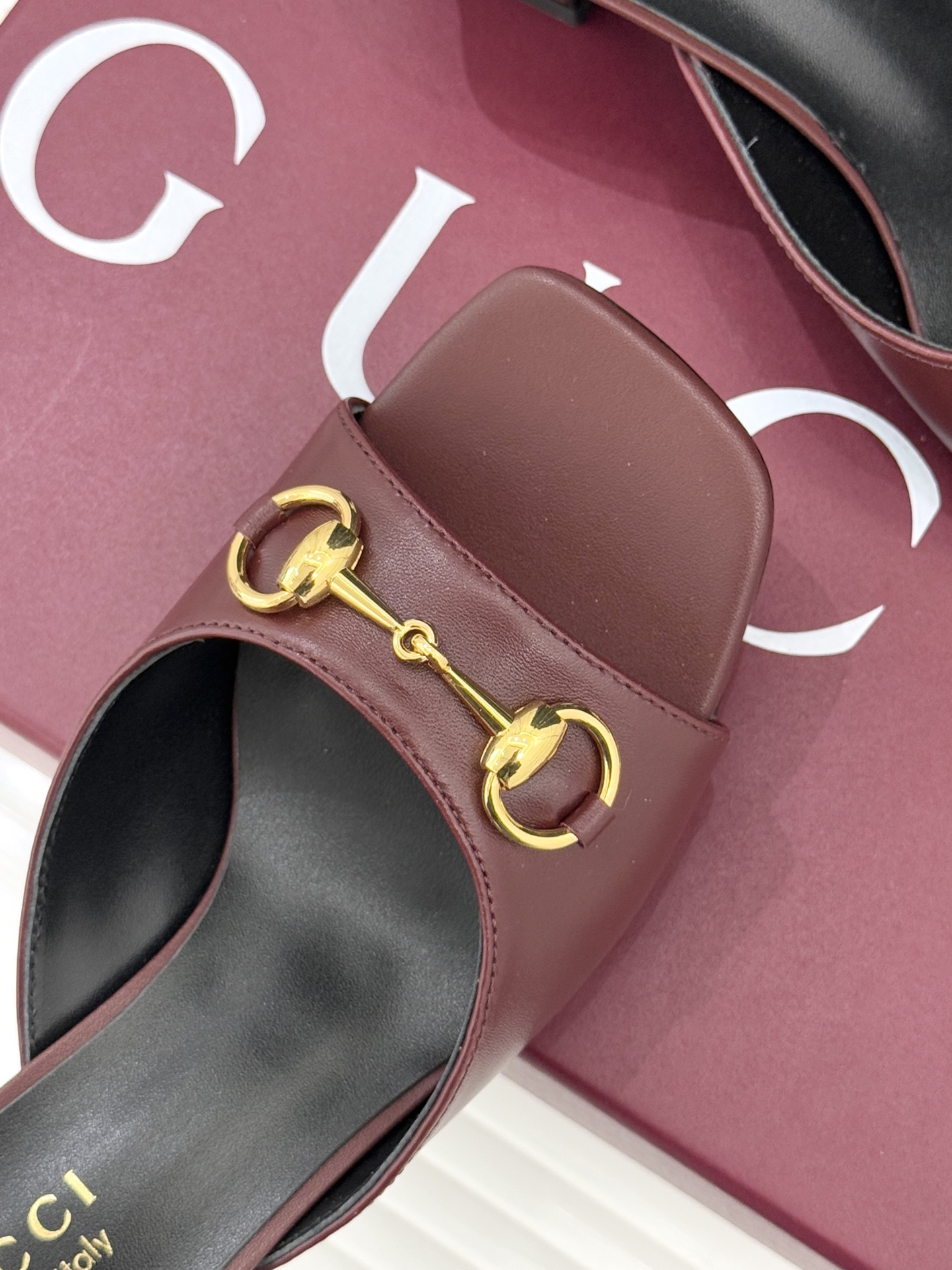 Gucci/古驰26WF春夏新品马衔扣鱼嘴粗跟拖鞋以时光为经纬 以自由为针线将品牌「随性的华美」具象为足