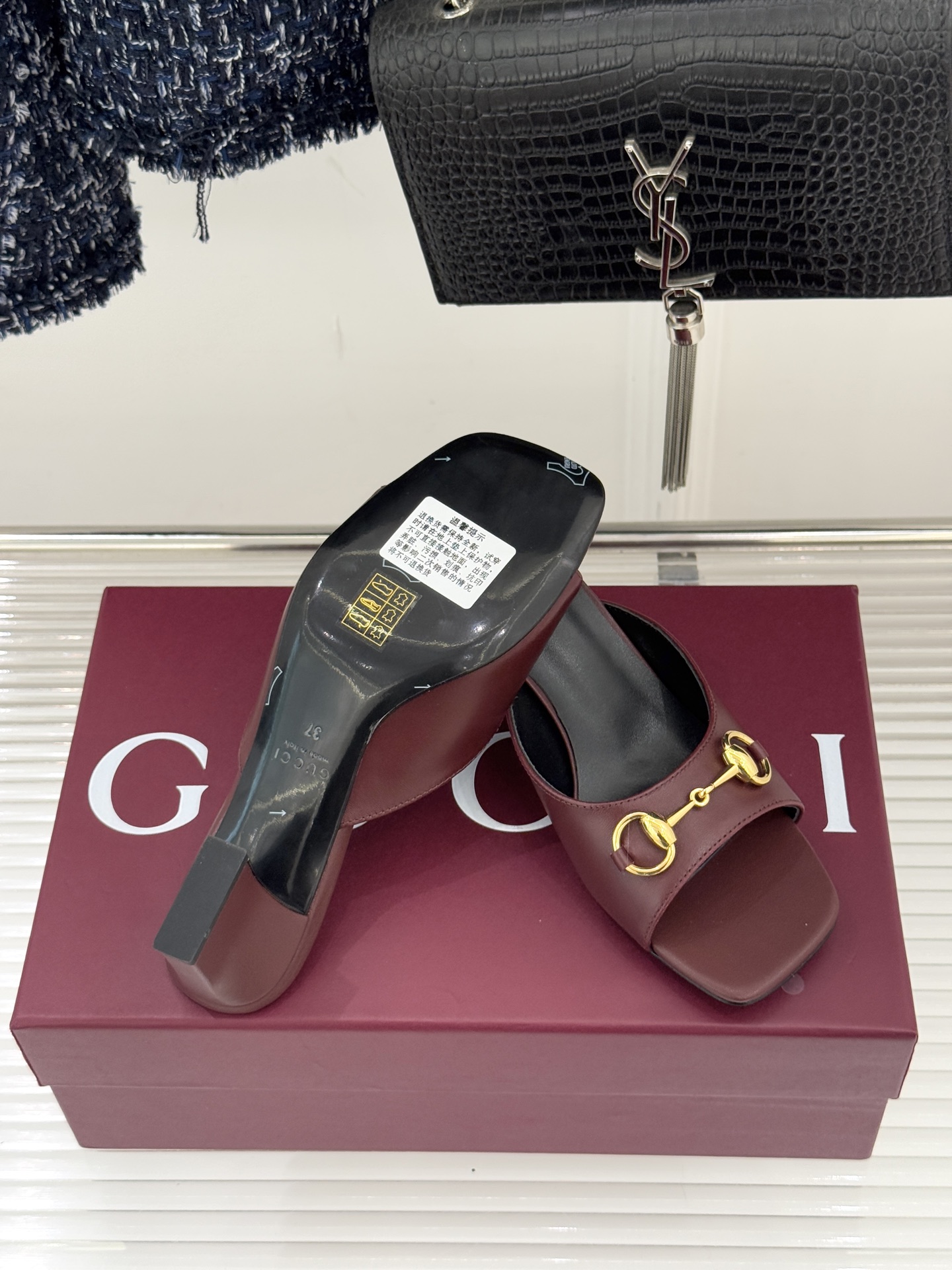 Gucci/古驰26WF春夏新品马衔扣鱼嘴粗跟拖鞋以时光为经纬 以自由为针线将品牌「随性的华美」具象为足