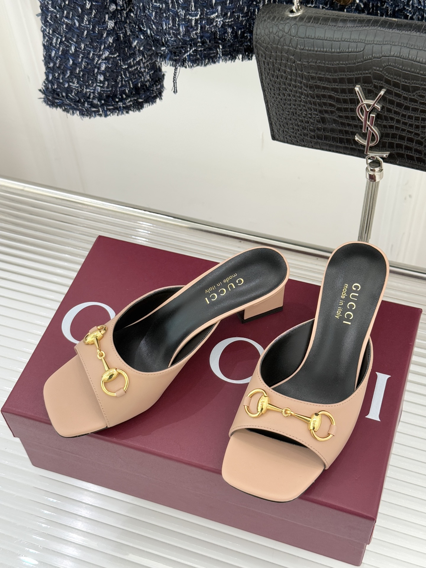 Gucci/古驰26WF春夏新品马衔扣鱼嘴粗跟拖鞋以时光为经纬 以自由为针线将品牌「随性的华美」具象为足