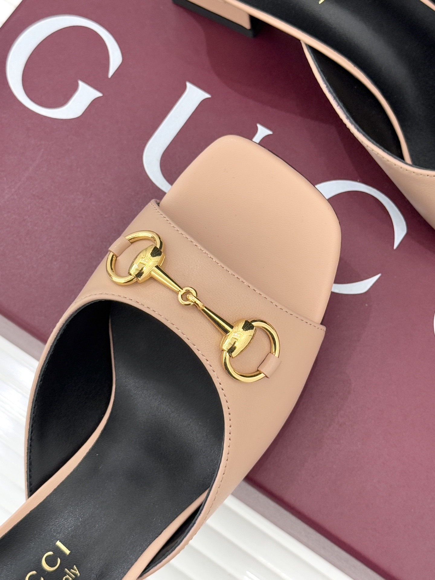 Gucci/古驰26WF春夏新品马衔扣鱼嘴粗跟拖鞋以时光为经纬 以自由为针线将品牌「随性的华美」具象为足