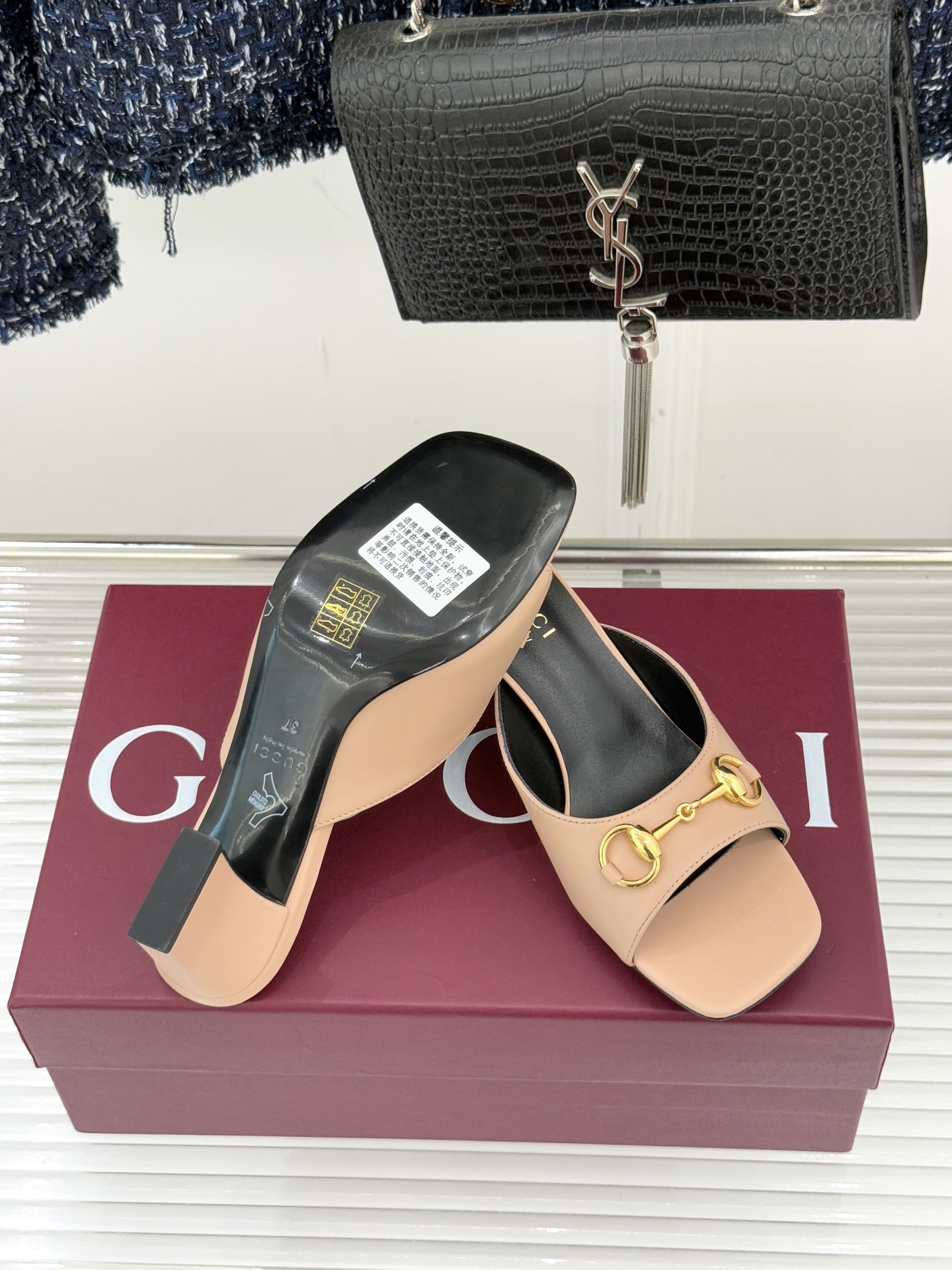 Gucci/古驰26WF春夏新品马衔扣鱼嘴粗跟拖鞋以时光为经纬 以自由为针线将品牌「随性的华美」具象为足