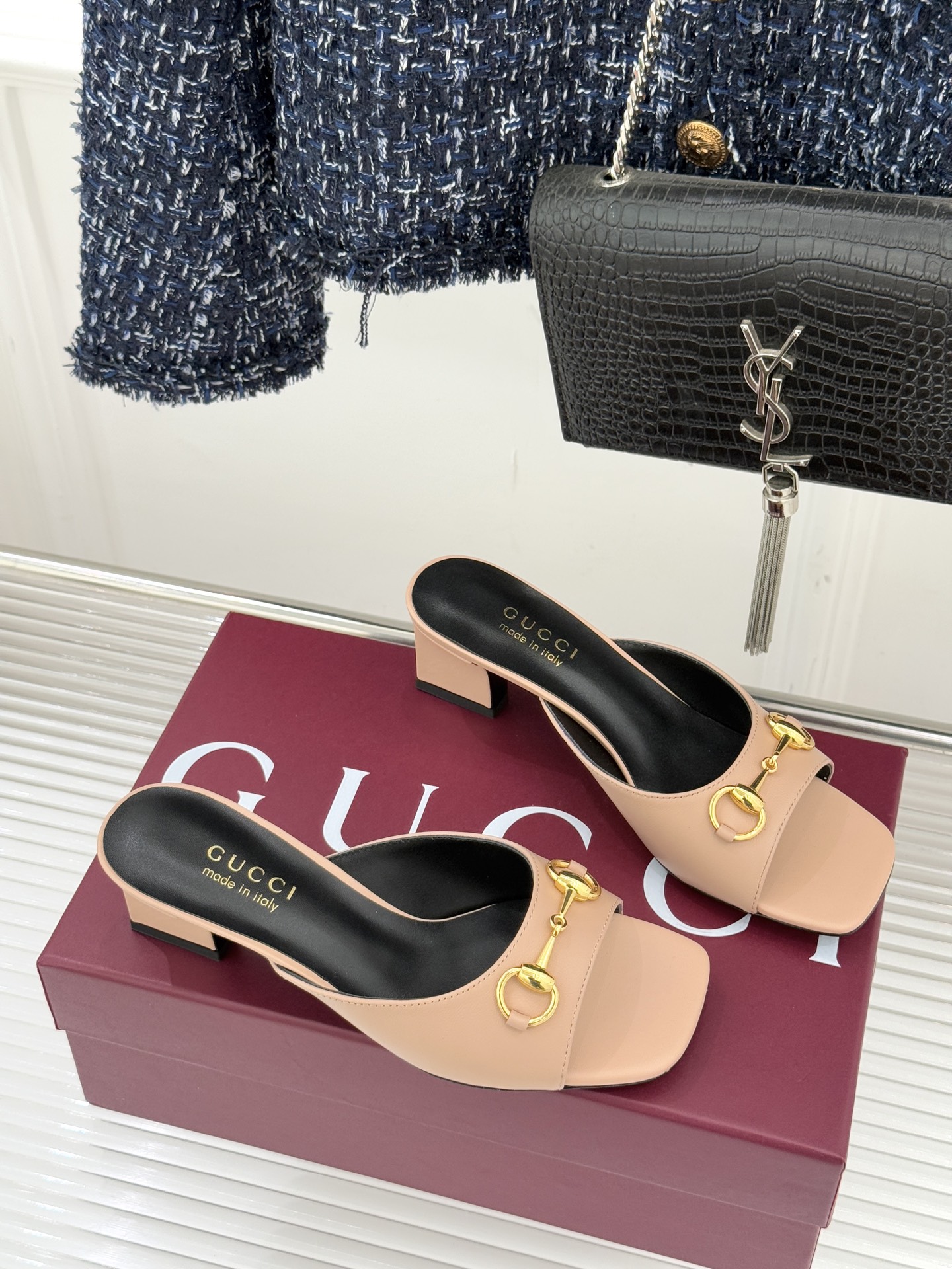 Gucci/古驰26WF春夏新品马衔扣鱼嘴粗跟拖鞋以时光为经纬 以自由为针线将品牌「随性的华美」具象为足