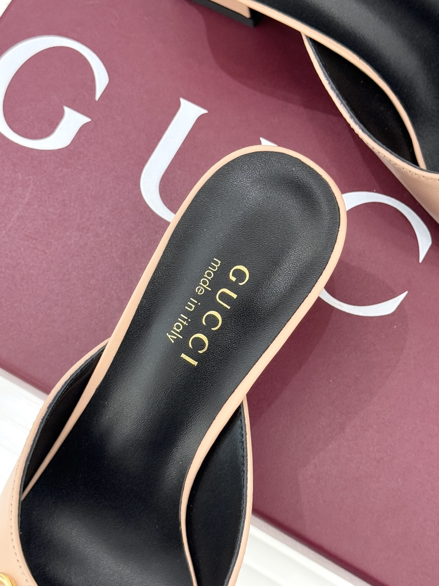 Gucci/古驰26WF春夏新品马衔扣鱼嘴粗跟拖鞋以时光为经纬 以自由为针线将品牌「随性的华美」具象为足