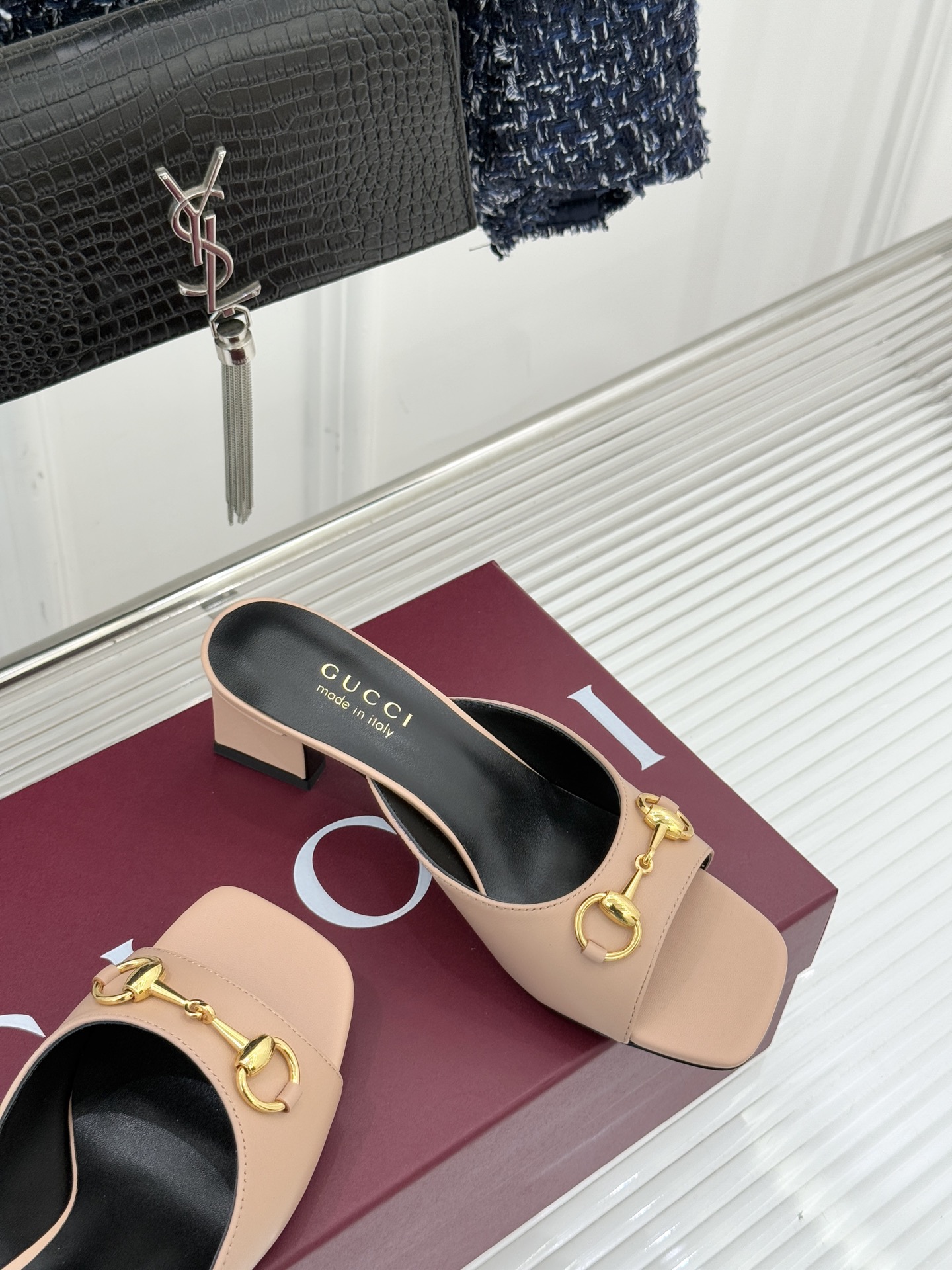 Gucci/古驰26WF春夏新品马衔扣鱼嘴粗跟拖鞋以时光为经纬 以自由为针线将品牌「随性的华美」具象为足