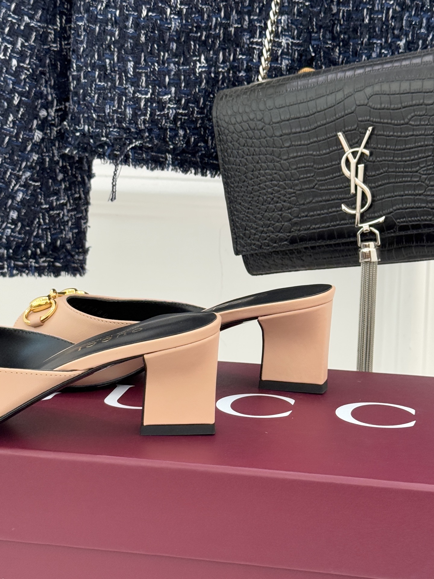 Gucci/古驰26WF春夏新品马衔扣鱼嘴粗跟拖鞋以时光为经纬 以自由为针线将品牌「随性的华美」具象为足