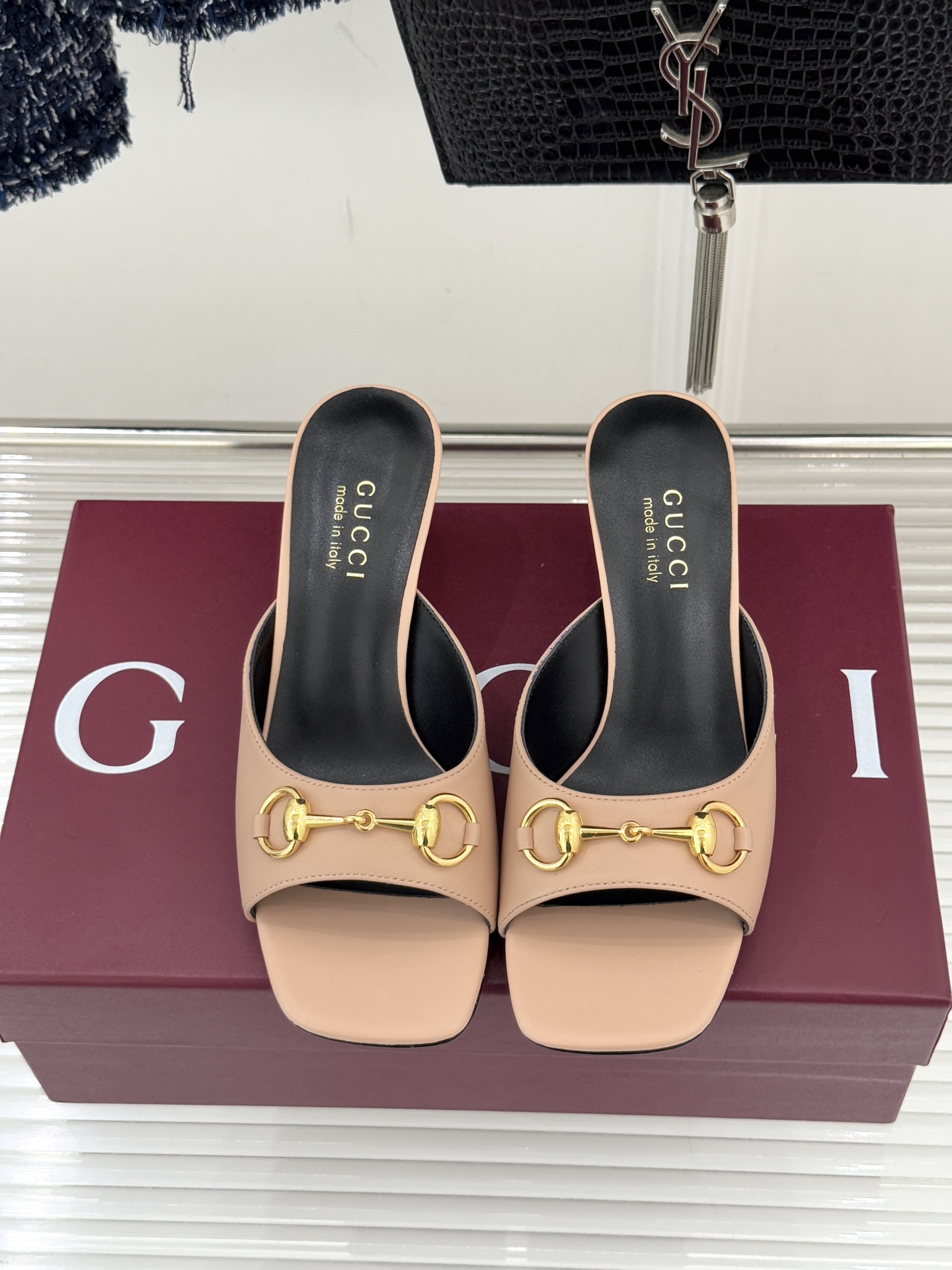 Gucci/古驰26WF春夏新品马衔扣鱼嘴粗跟拖鞋以时光为经纬 以自由为针线将品牌「随性的华美」具象为足