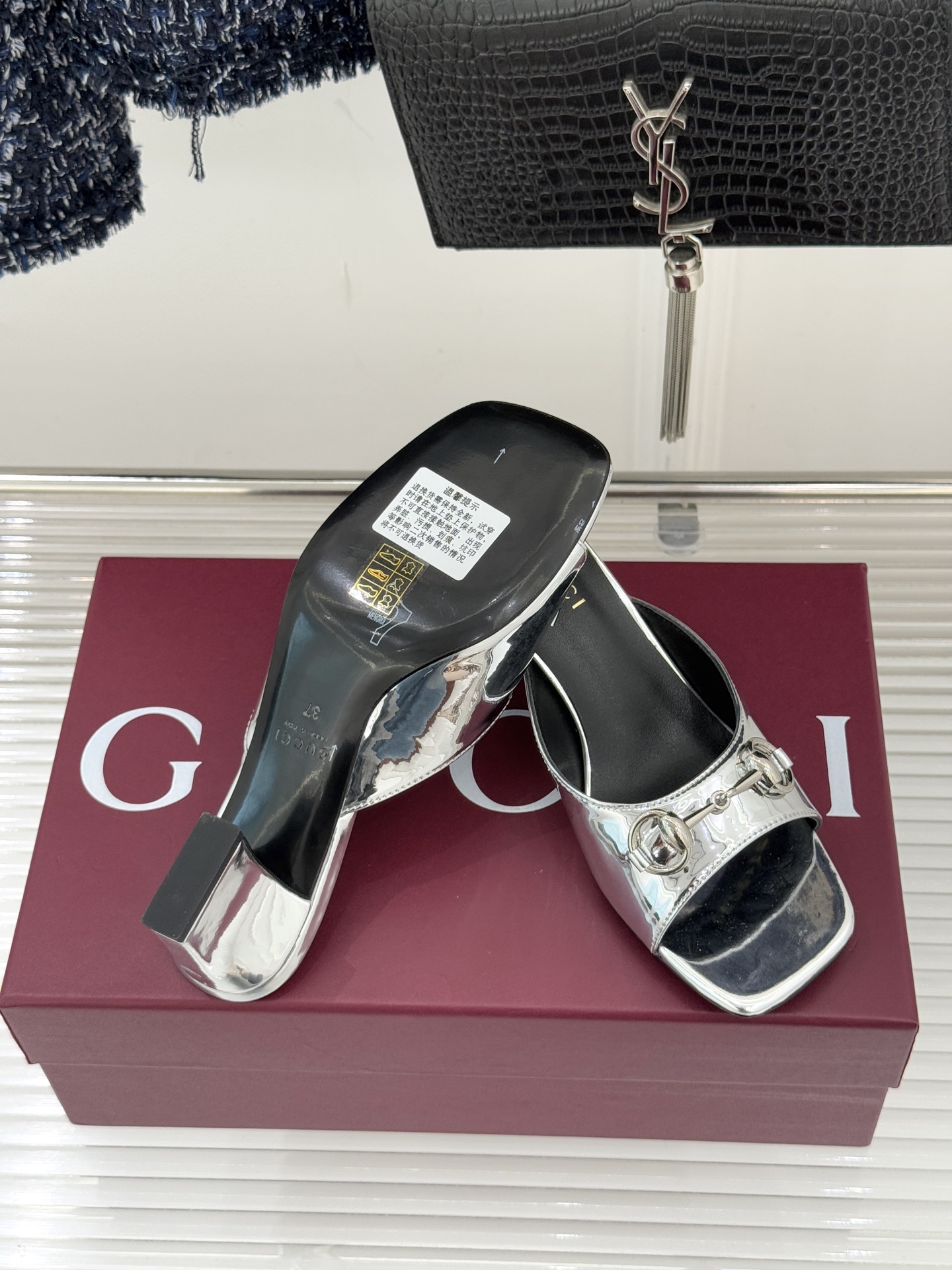 Gucci/古驰26WF春夏新品马衔扣鱼嘴粗跟拖鞋以时光为经纬 以自由为针线将品牌「随性的华美」具象为足