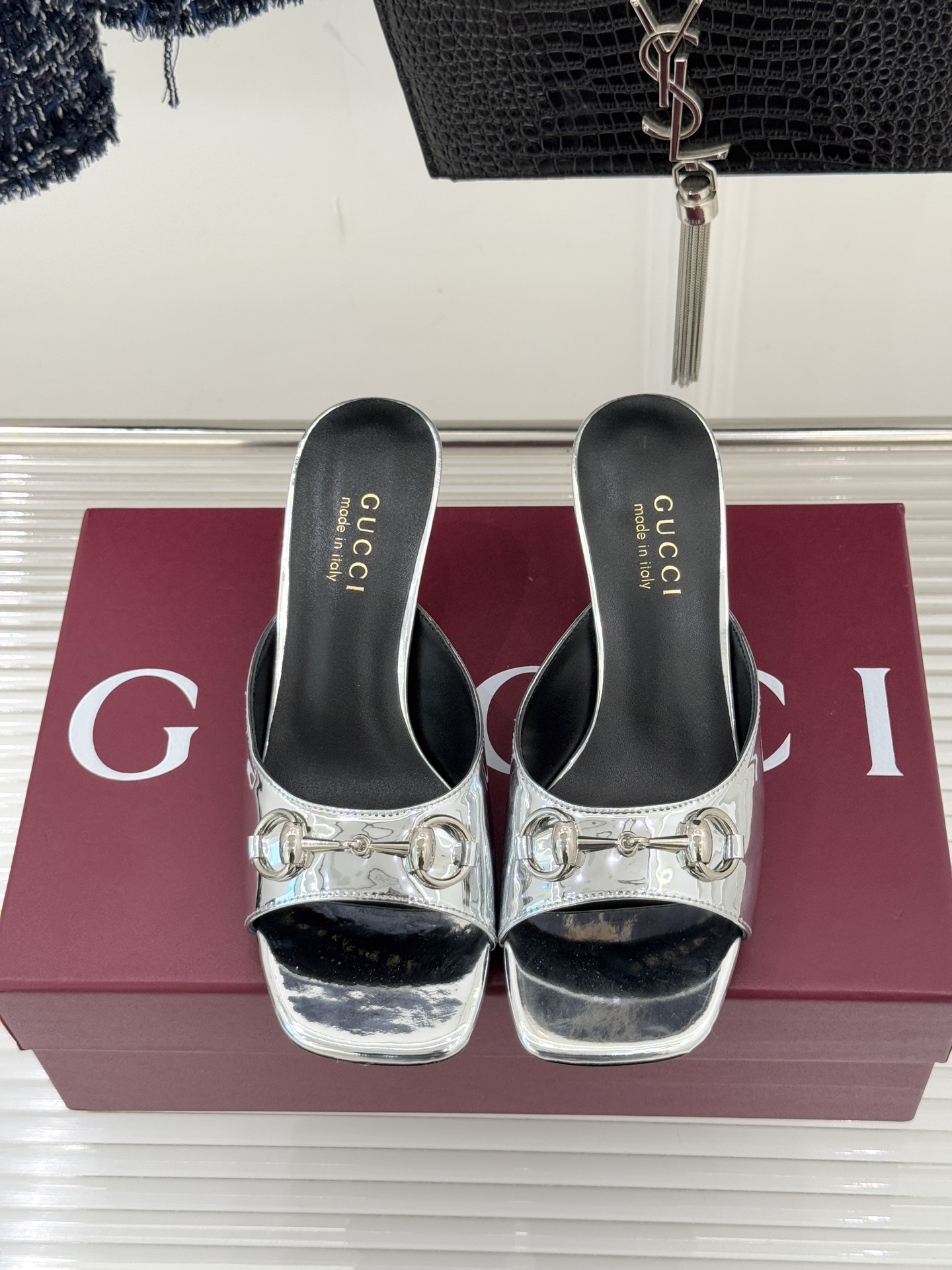 Gucci/古驰26WF春夏新品马衔扣鱼嘴粗跟拖鞋以时光为经纬 以自由为针线将品牌「随性的华美」具象为足