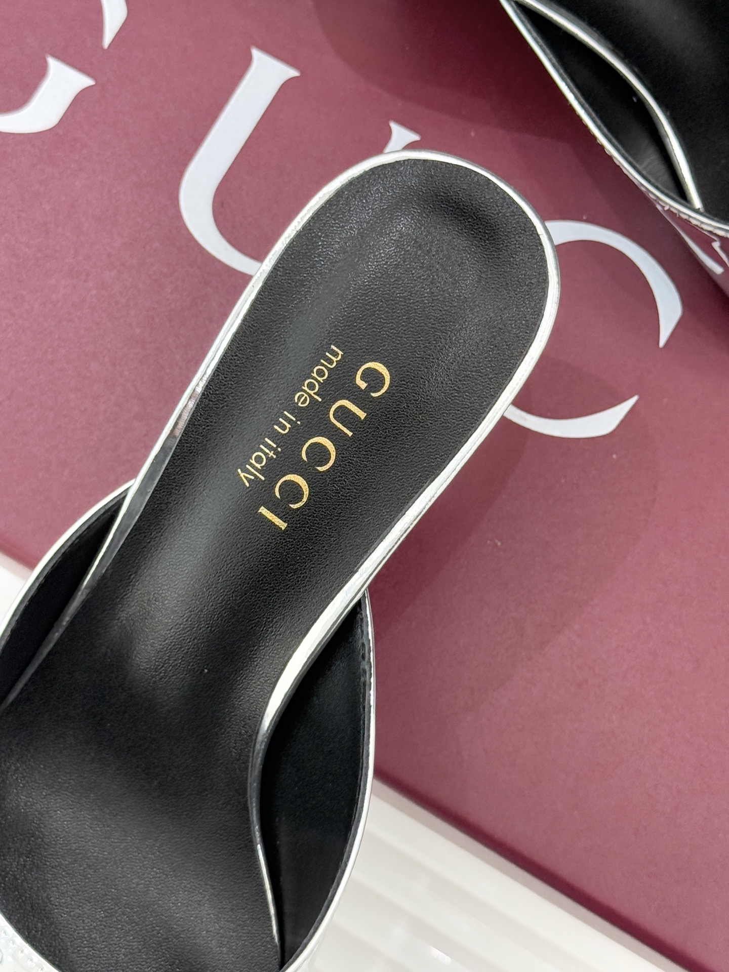 Gucci/古驰26WF春夏新品马衔扣鱼嘴粗跟拖鞋以时光为经纬 以自由为针线将品牌「随性的华美」具象为足