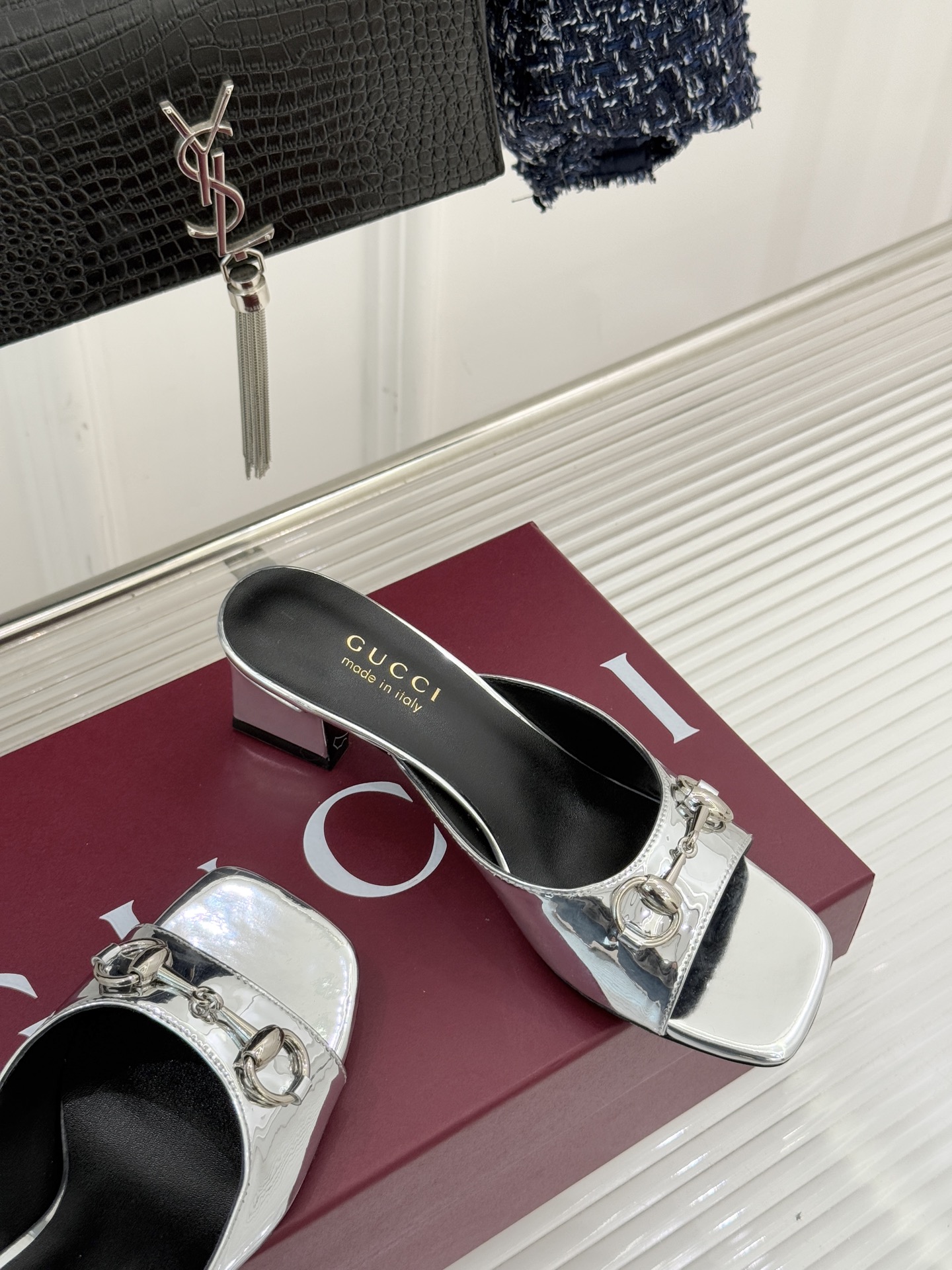 Gucci/古驰26WF春夏新品马衔扣鱼嘴粗跟拖鞋以时光为经纬 以自由为针线将品牌「随性的华美」具象为足