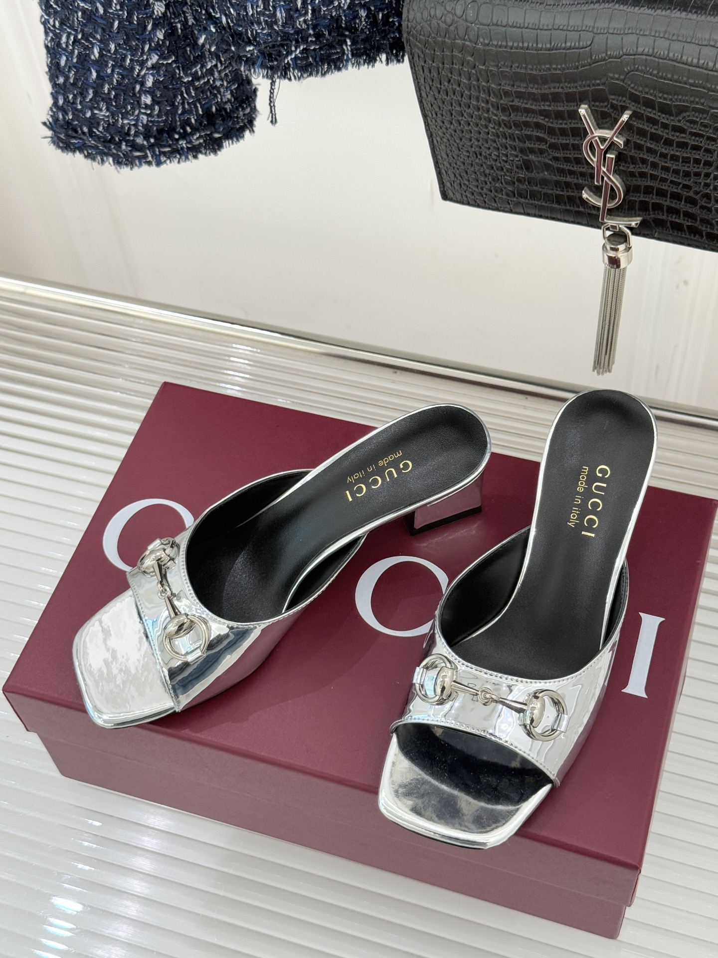 Gucci/古驰26WF春夏新品马衔扣鱼嘴粗跟拖鞋以时光为经纬 以自由为针线将品牌「随性的华美」具象为足