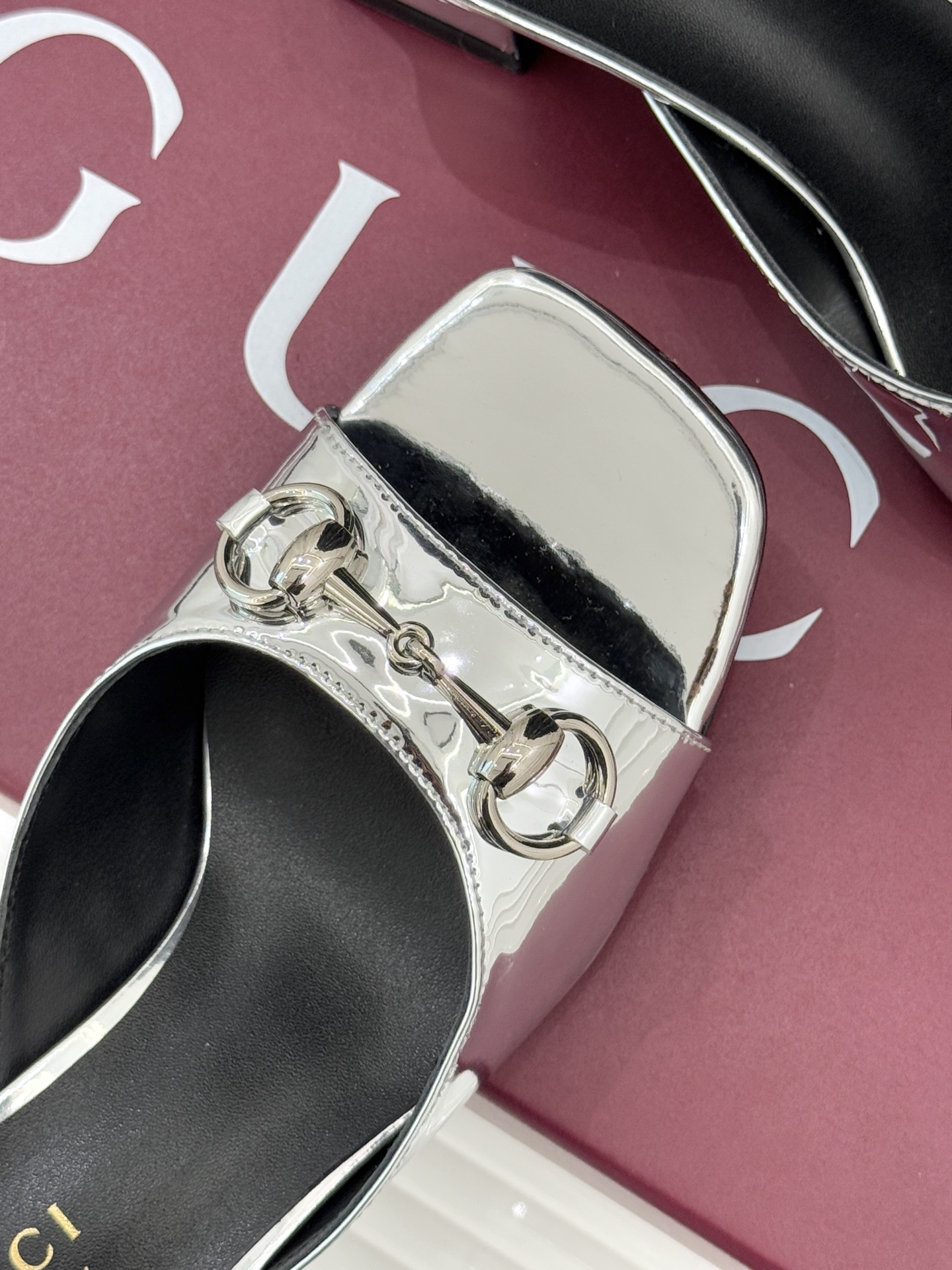 Gucci/古驰26WF春夏新品马衔扣鱼嘴粗跟拖鞋以时光为经纬 以自由为针线将品牌「随性的华美」具象为足