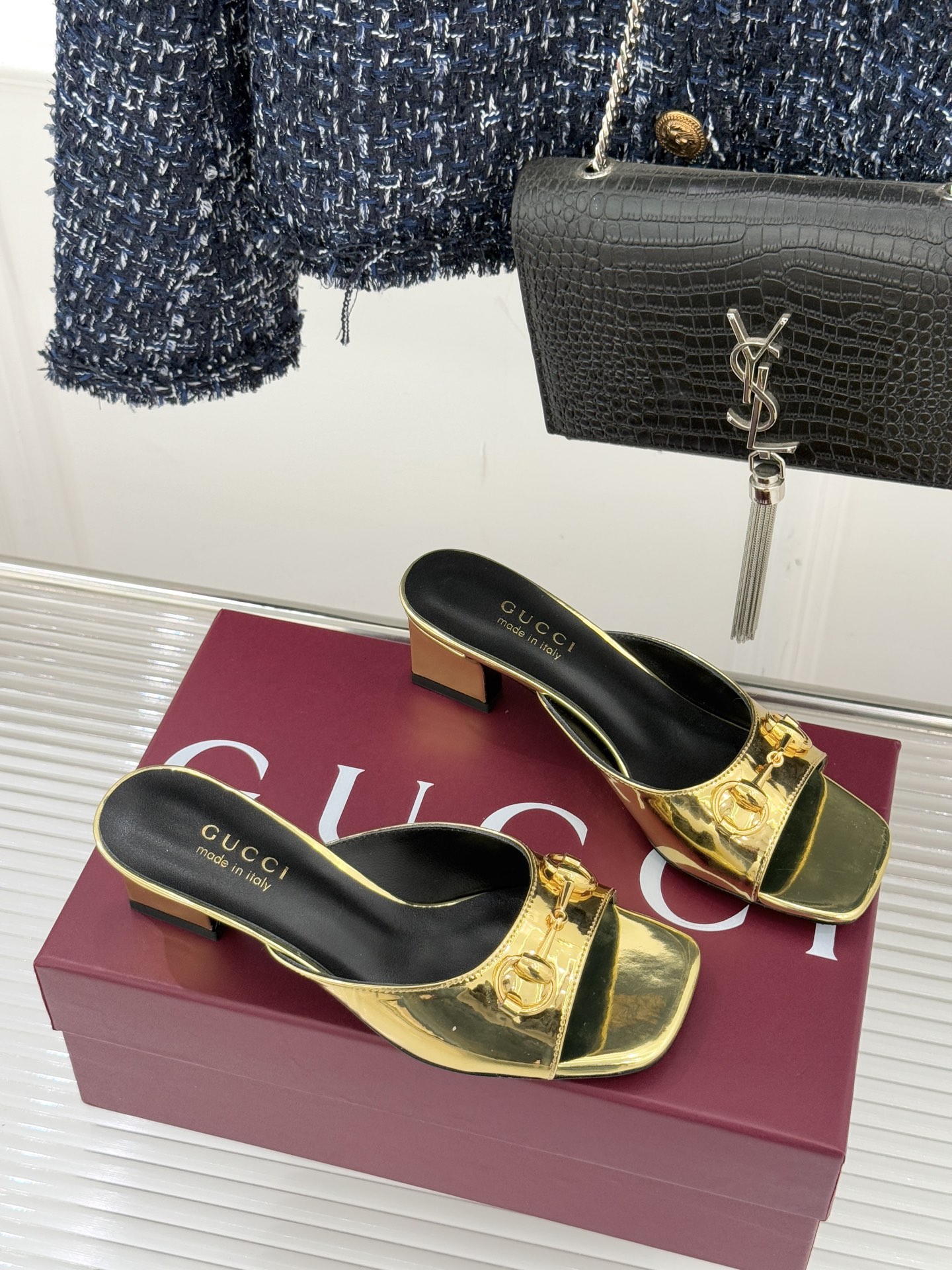 Gucci/古驰26WF春夏新品马衔扣鱼嘴粗跟拖鞋以时光为经纬 以自由为针线将品牌「随性的华美」具象为足