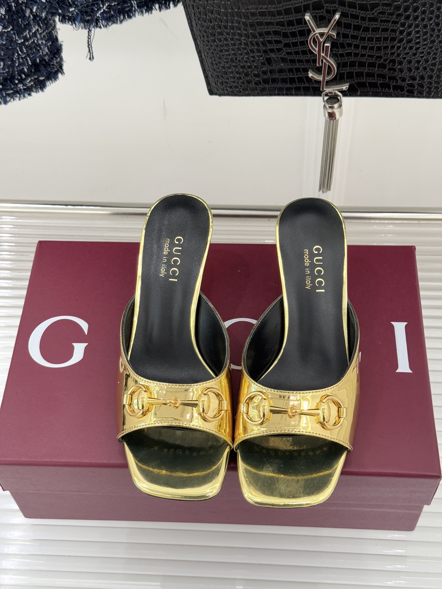 Gucci/古驰26WF春夏新品马衔扣鱼嘴粗跟拖鞋以时光为经纬 以自由为针线将品牌「随性的华美」具象为足