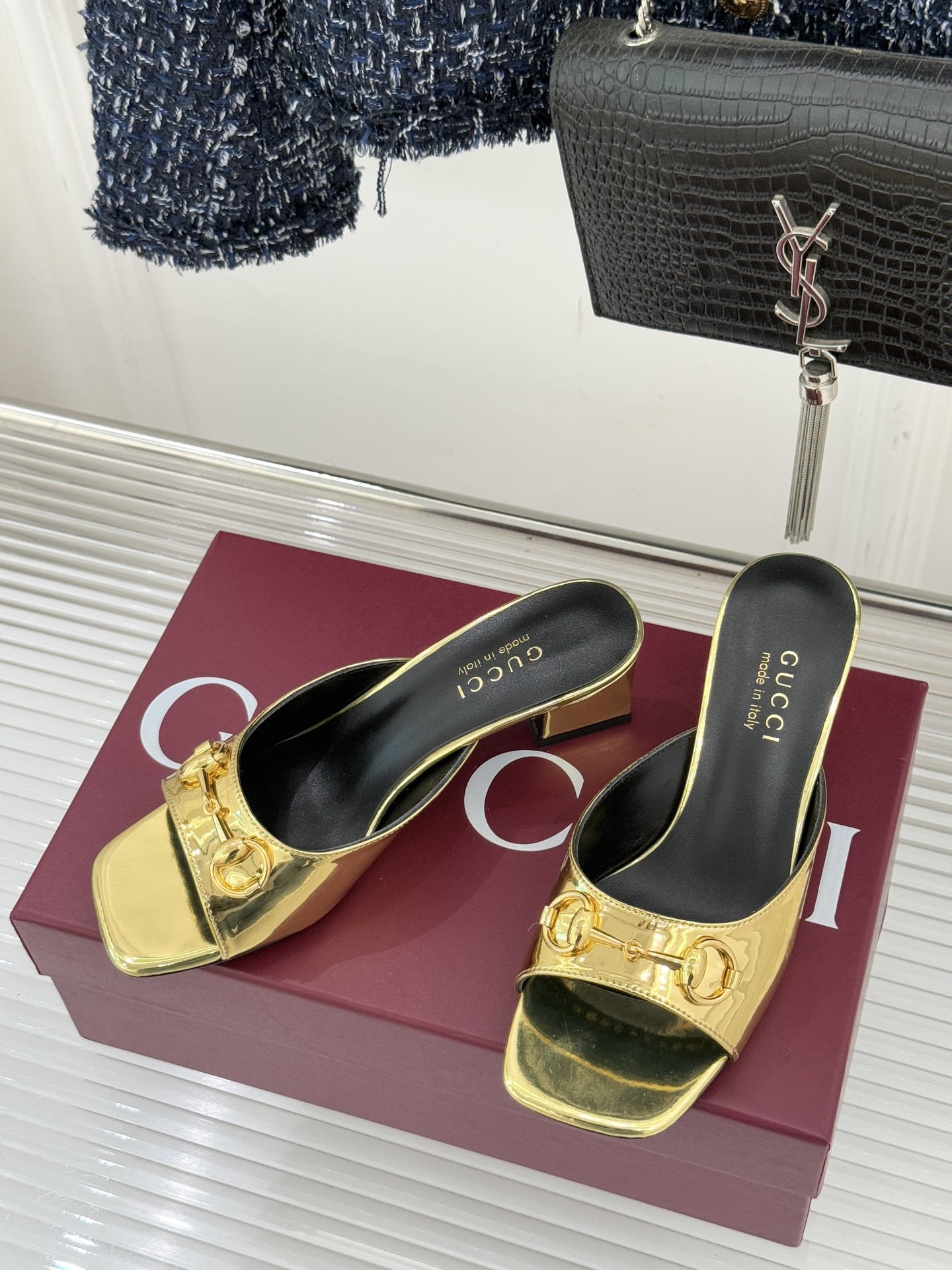 Gucci/古驰26WF春夏新品马衔扣鱼嘴粗跟拖鞋以时光为经纬 以自由为针线将品牌「随性的华美」具象为足