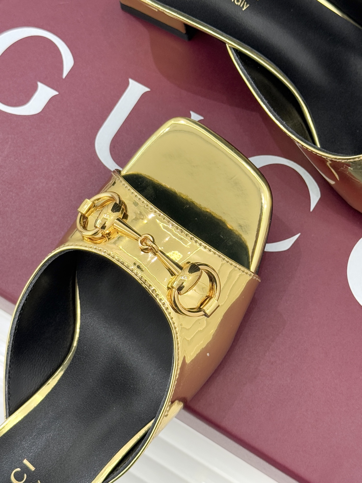 Gucci/古驰26WF春夏新品马衔扣鱼嘴粗跟拖鞋以时光为经纬 以自由为针线将品牌「随性的华美」具象为足