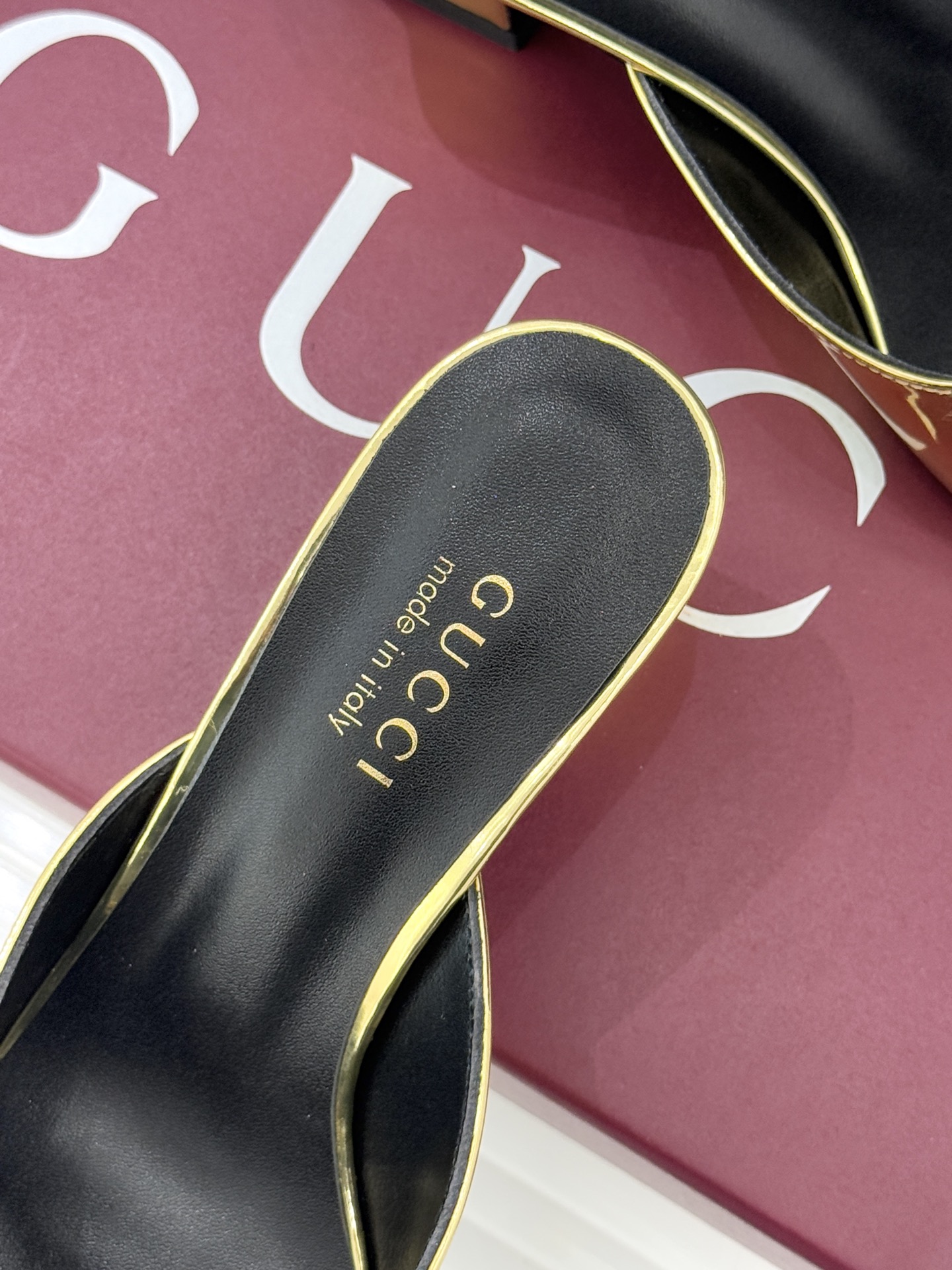 Gucci/古驰26WF春夏新品马衔扣鱼嘴粗跟拖鞋以时光为经纬 以自由为针线将品牌「随性的华美」具象为足