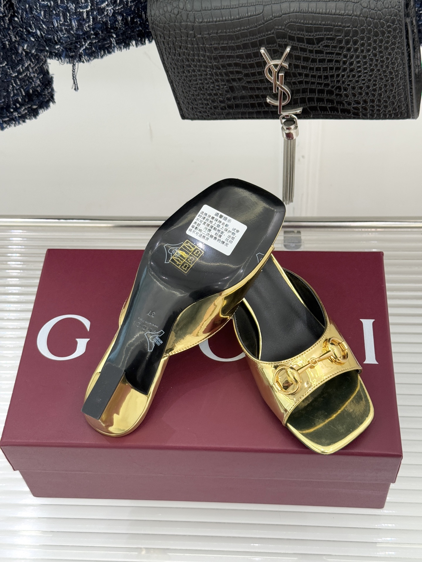 Gucci/古驰26WF春夏新品马衔扣鱼嘴粗跟拖鞋以时光为经纬 以自由为针线将品牌「随性的华美」具象为足