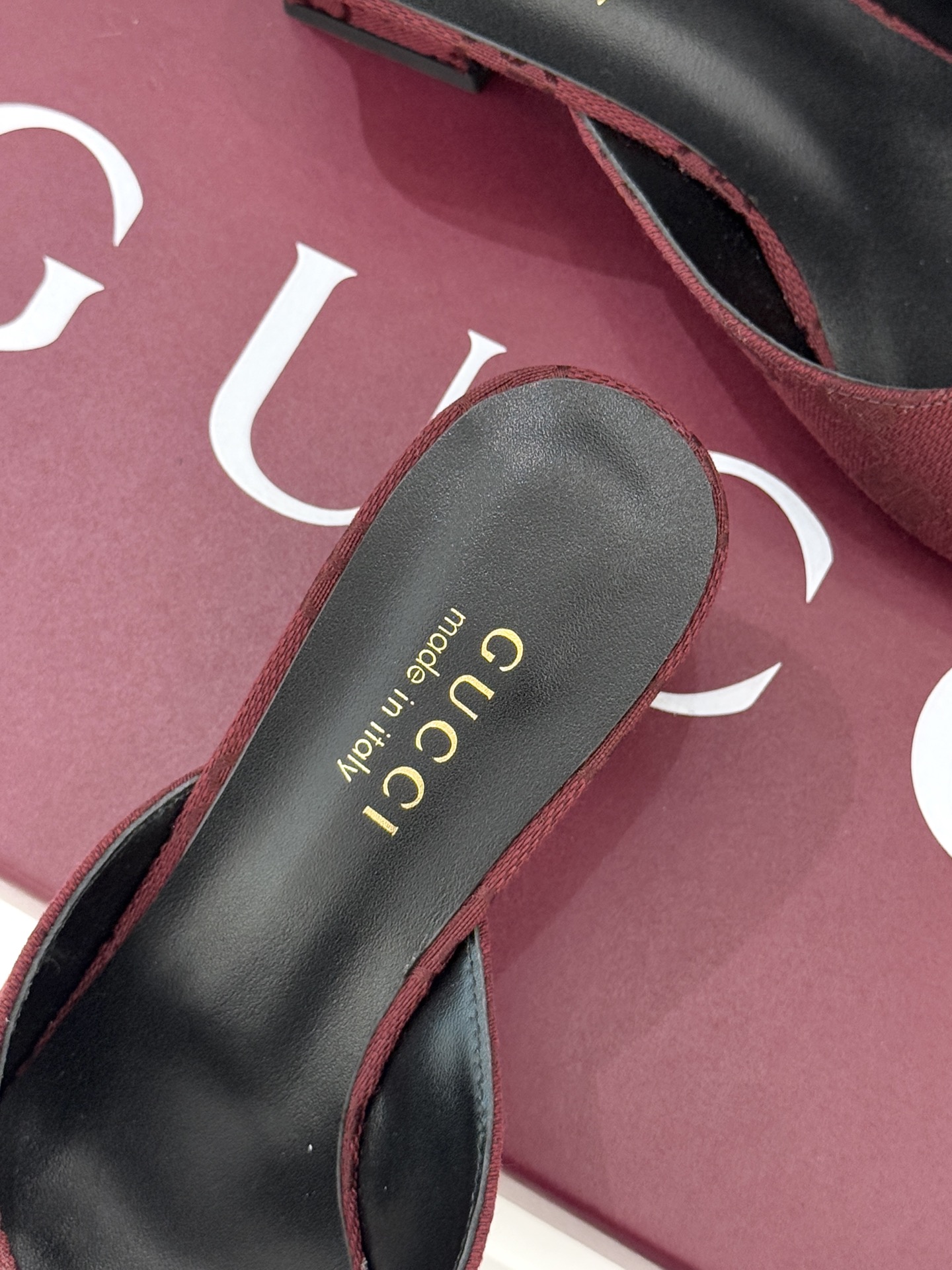 Gucci/古驰26WF春夏新品马衔扣鱼嘴粗跟拖鞋以时光为经纬 以自由为针线将品牌「随性的华美」具象为足