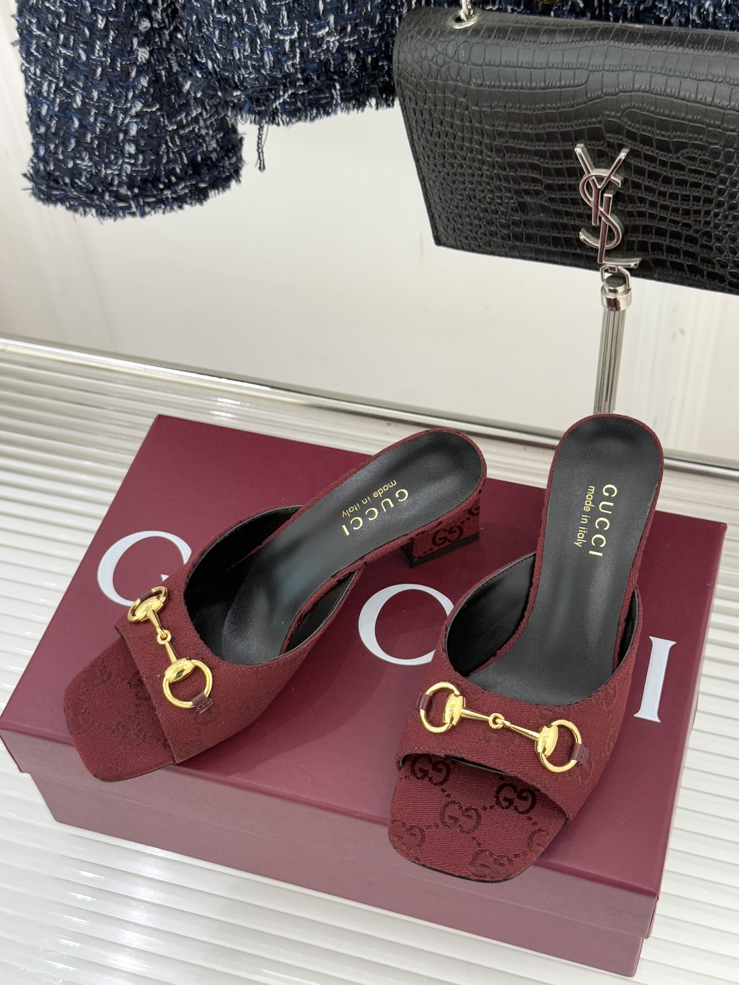 Gucci/古驰26WF春夏新品马衔扣鱼嘴粗跟拖鞋以时光为经纬 以自由为针线将品牌「随性的华美」具象为足