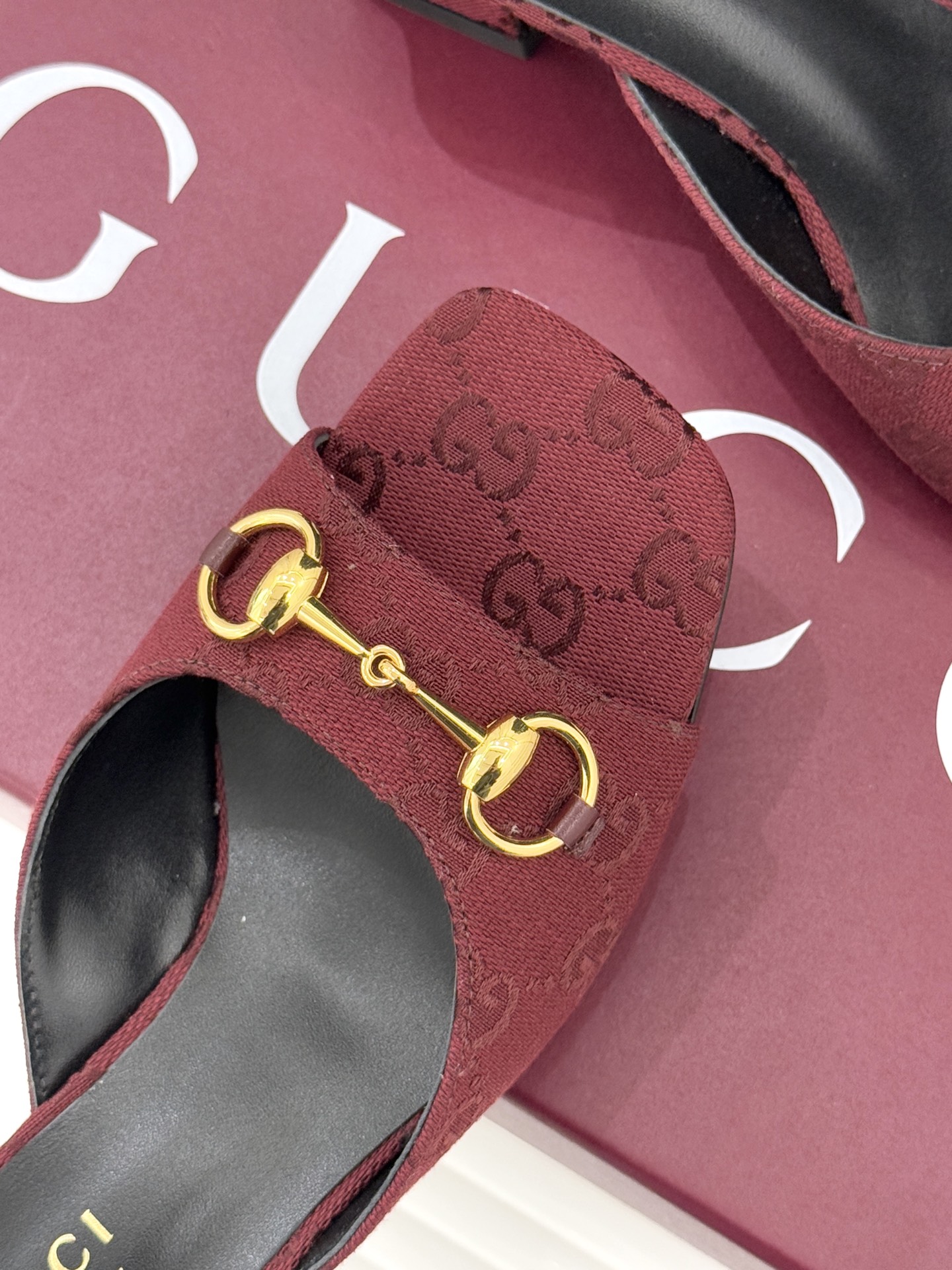 Gucci/古驰26WF春夏新品马衔扣鱼嘴粗跟拖鞋以时光为经纬 以自由为针线将品牌「随性的华美」具象为足