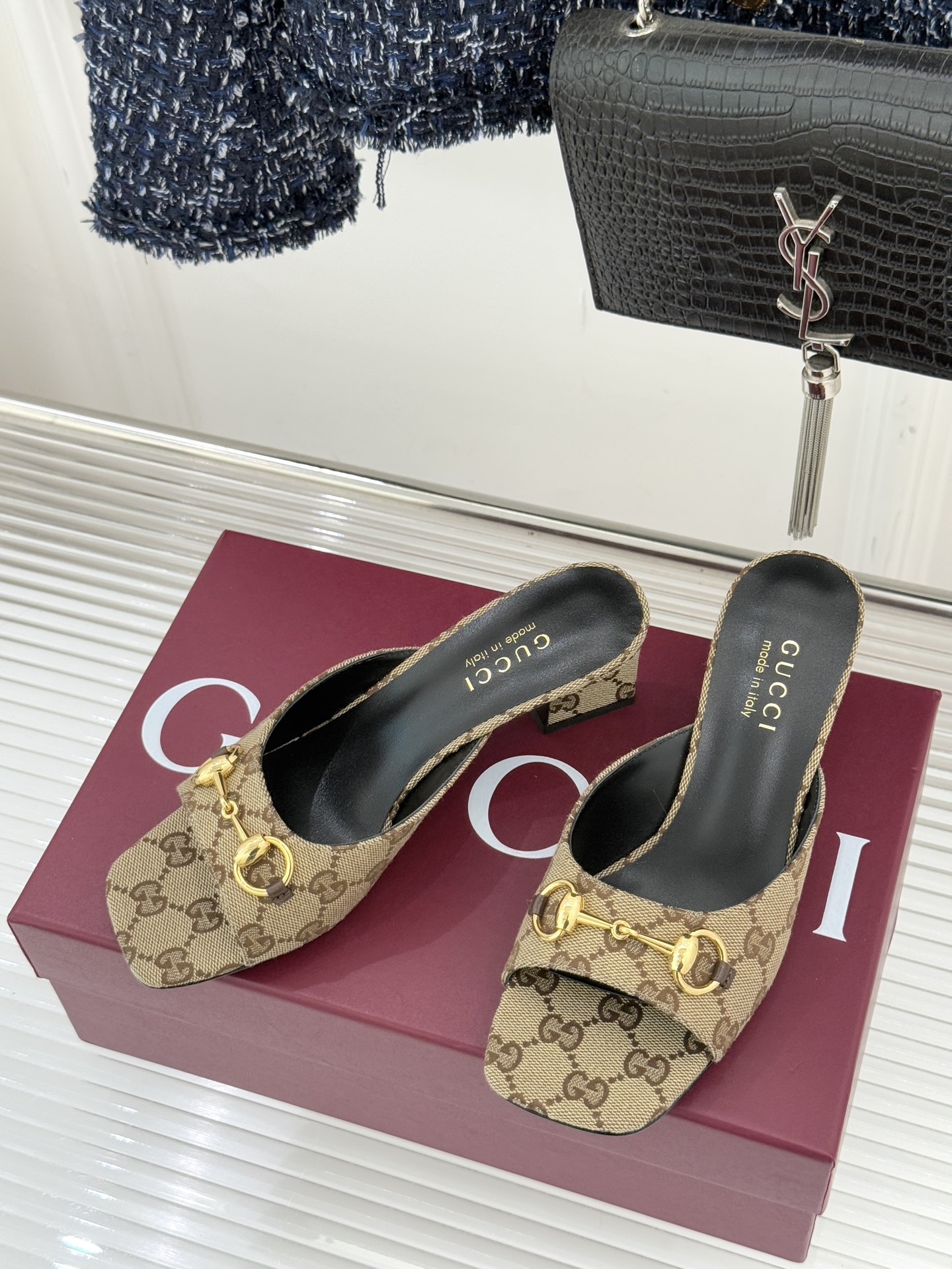 Gucci/古驰26WF春夏新品马衔扣鱼嘴粗跟拖鞋以时光为经纬 以自由为针线将品牌「随性的华美」具象为足