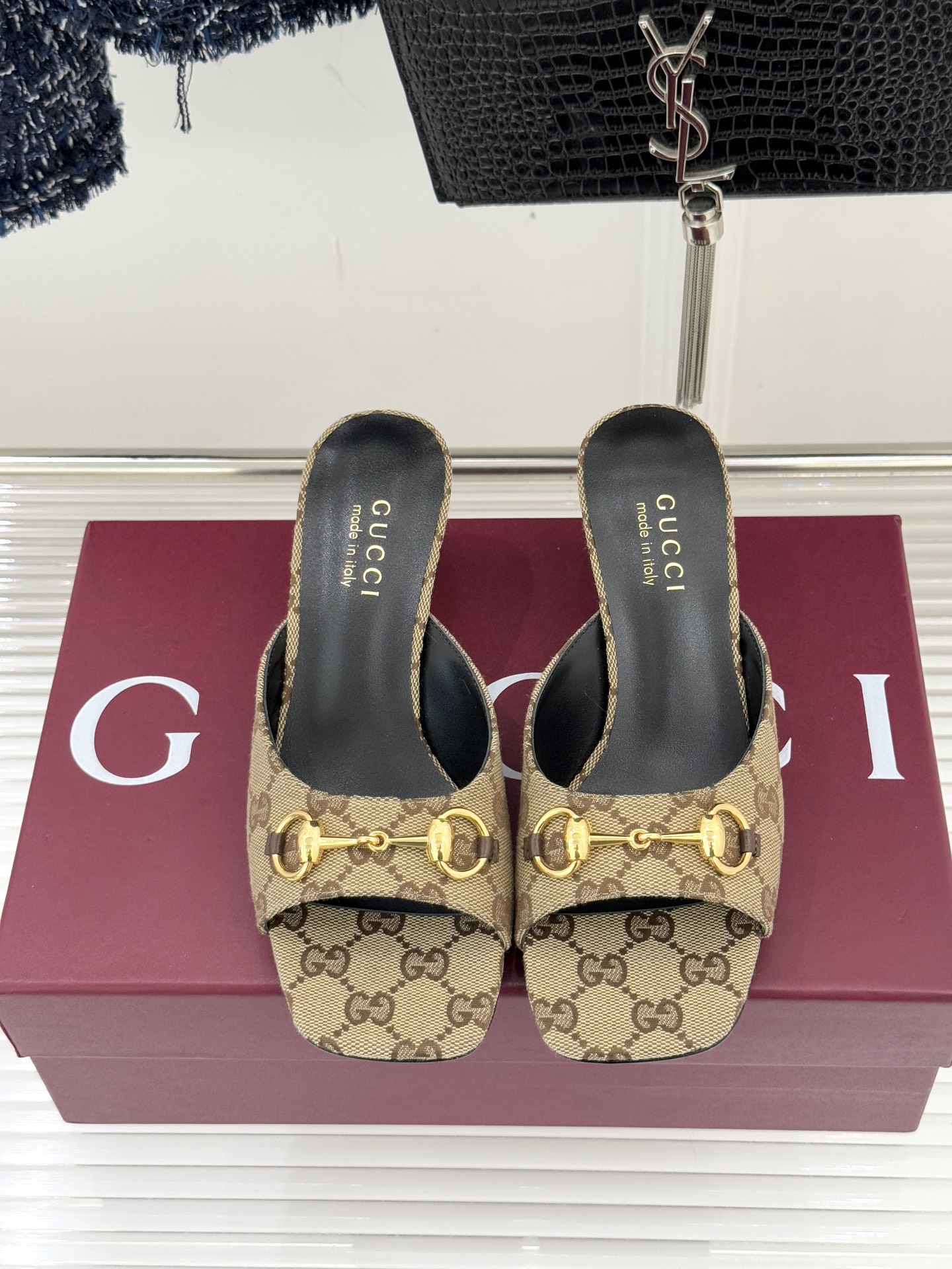 Gucci/古驰26WF春夏新品马衔扣鱼嘴粗跟拖鞋以时光为经纬 以自由为针线将品牌「随性的华美」具象为足