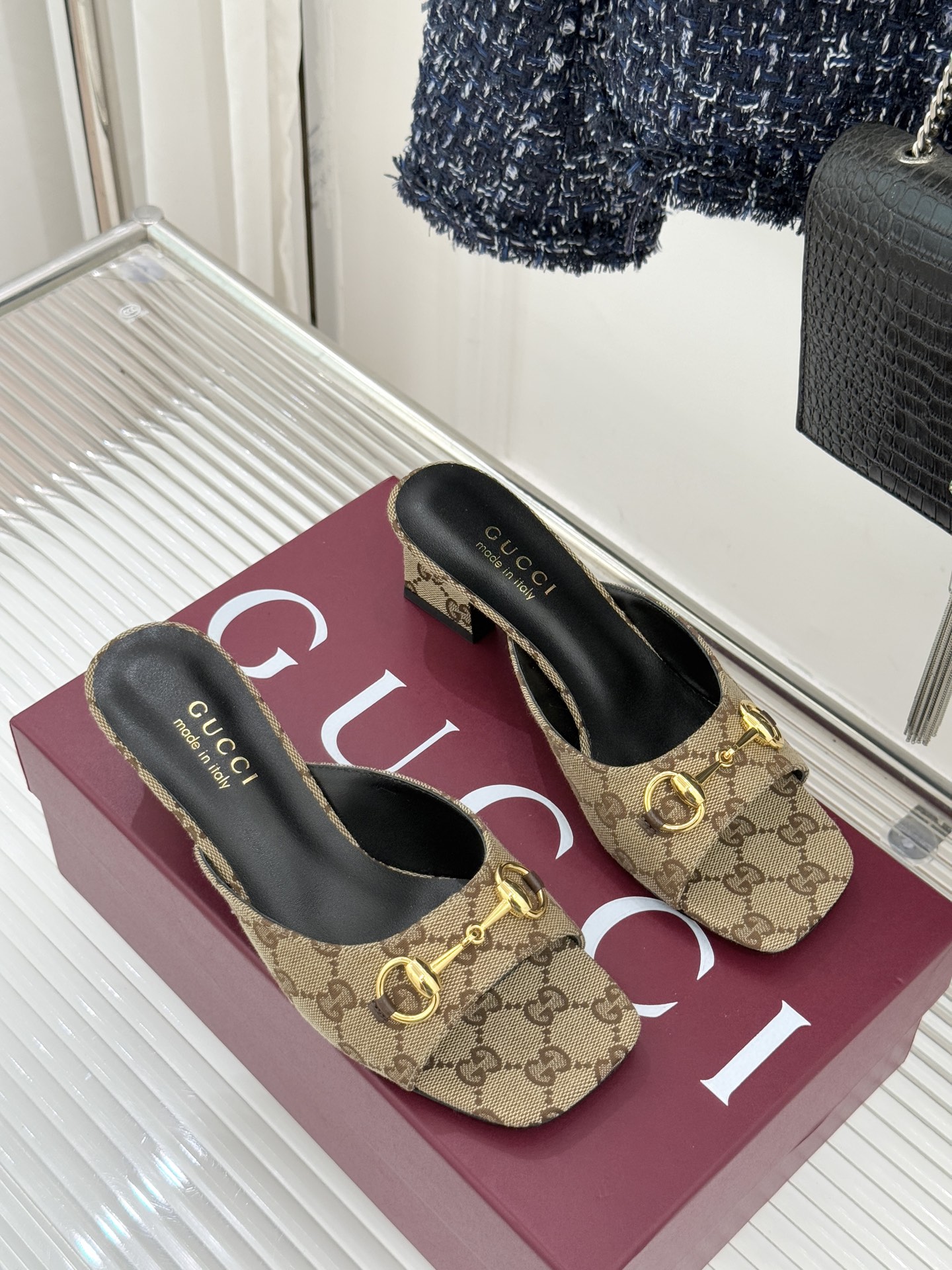 Gucci/古驰26WF春夏新品马衔扣鱼嘴粗跟拖鞋以时光为经纬 以自由为针线将品牌「随性的华美」具象为足