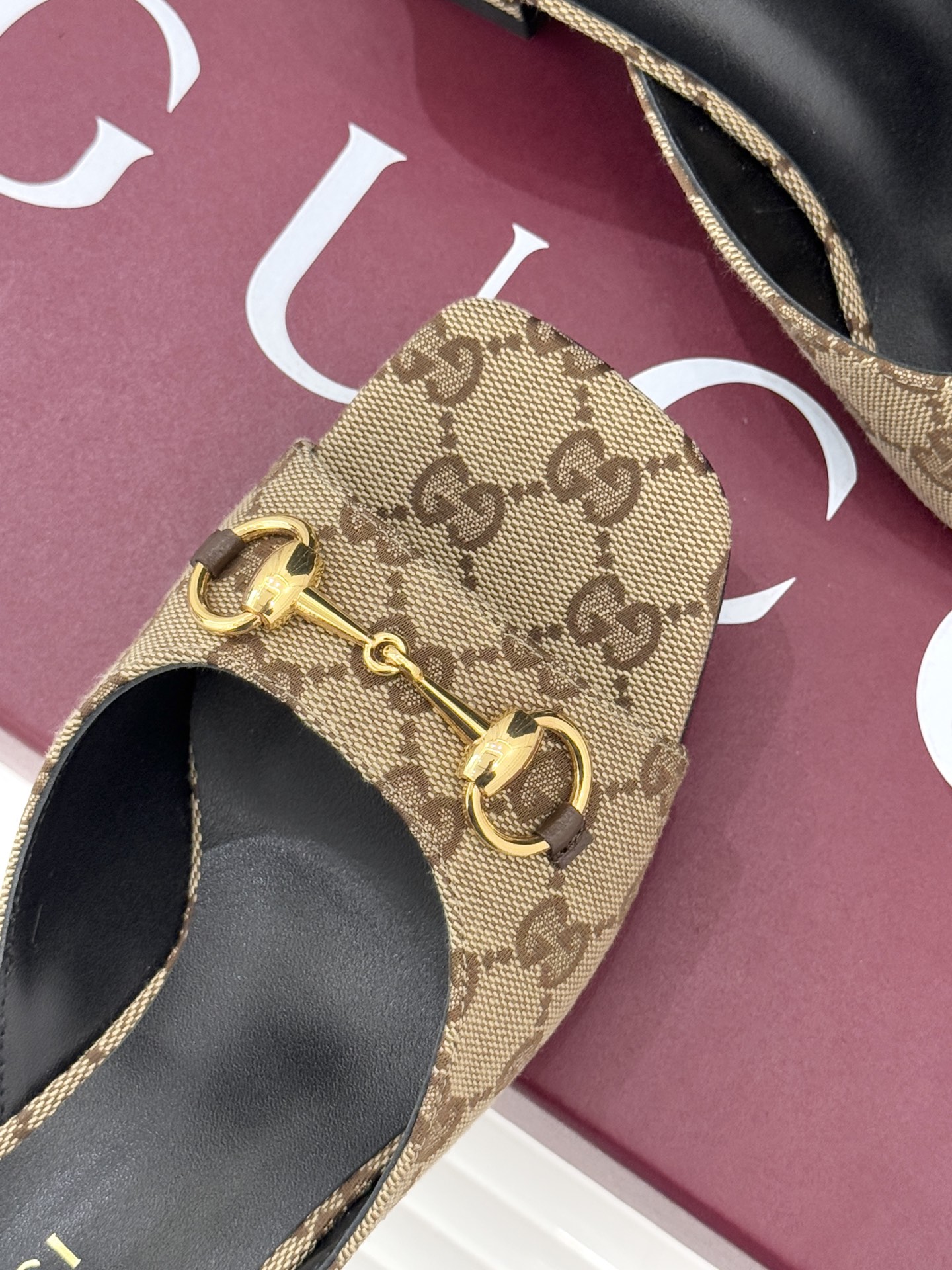 Gucci/古驰26WF春夏新品马衔扣鱼嘴粗跟拖鞋以时光为经纬 以自由为针线将品牌「随性的华美」具象为足