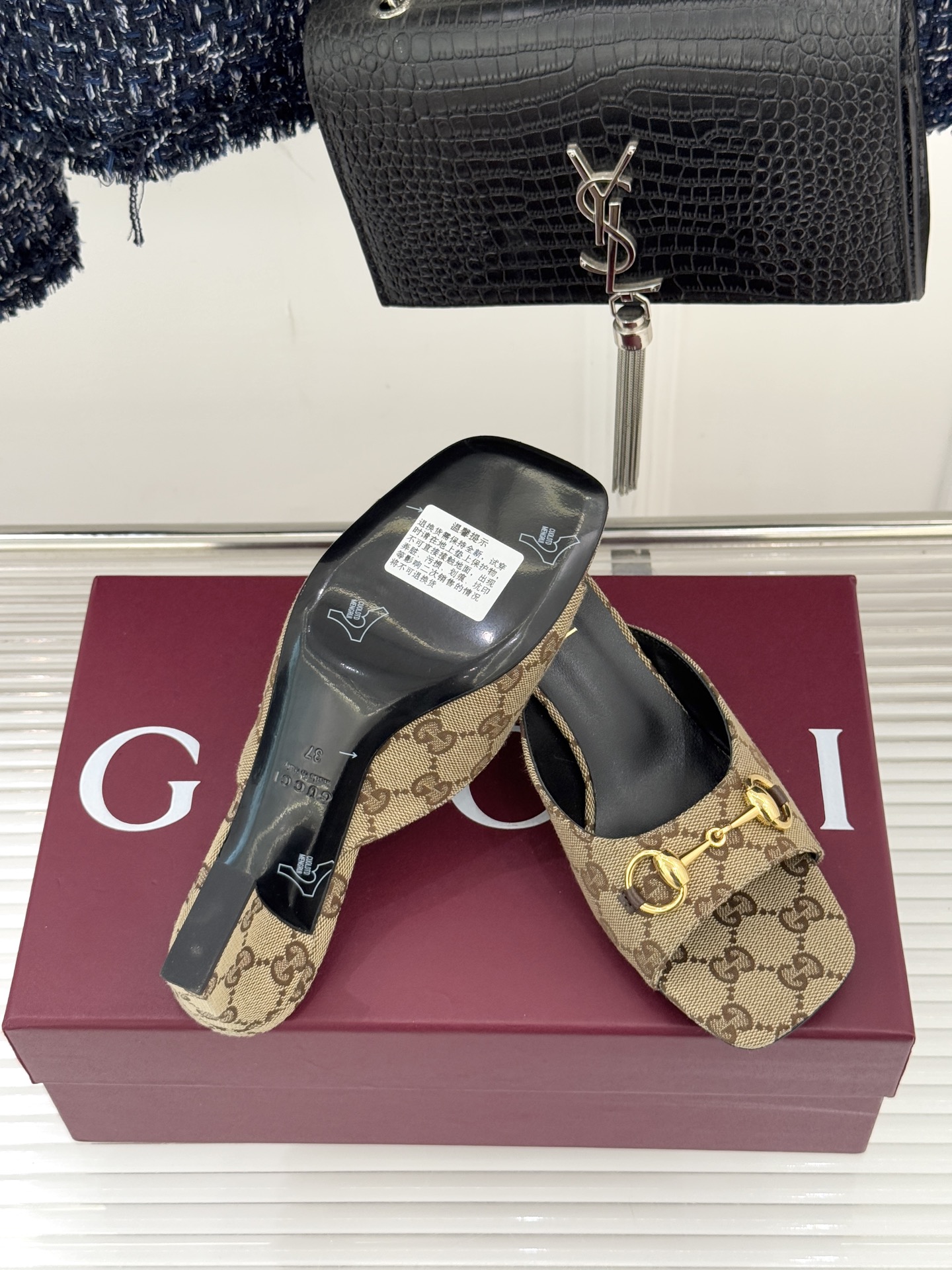 Gucci/古驰26WF春夏新品马衔扣鱼嘴粗跟拖鞋以时光为经纬 以自由为针线将品牌「随性的华美」具象为足