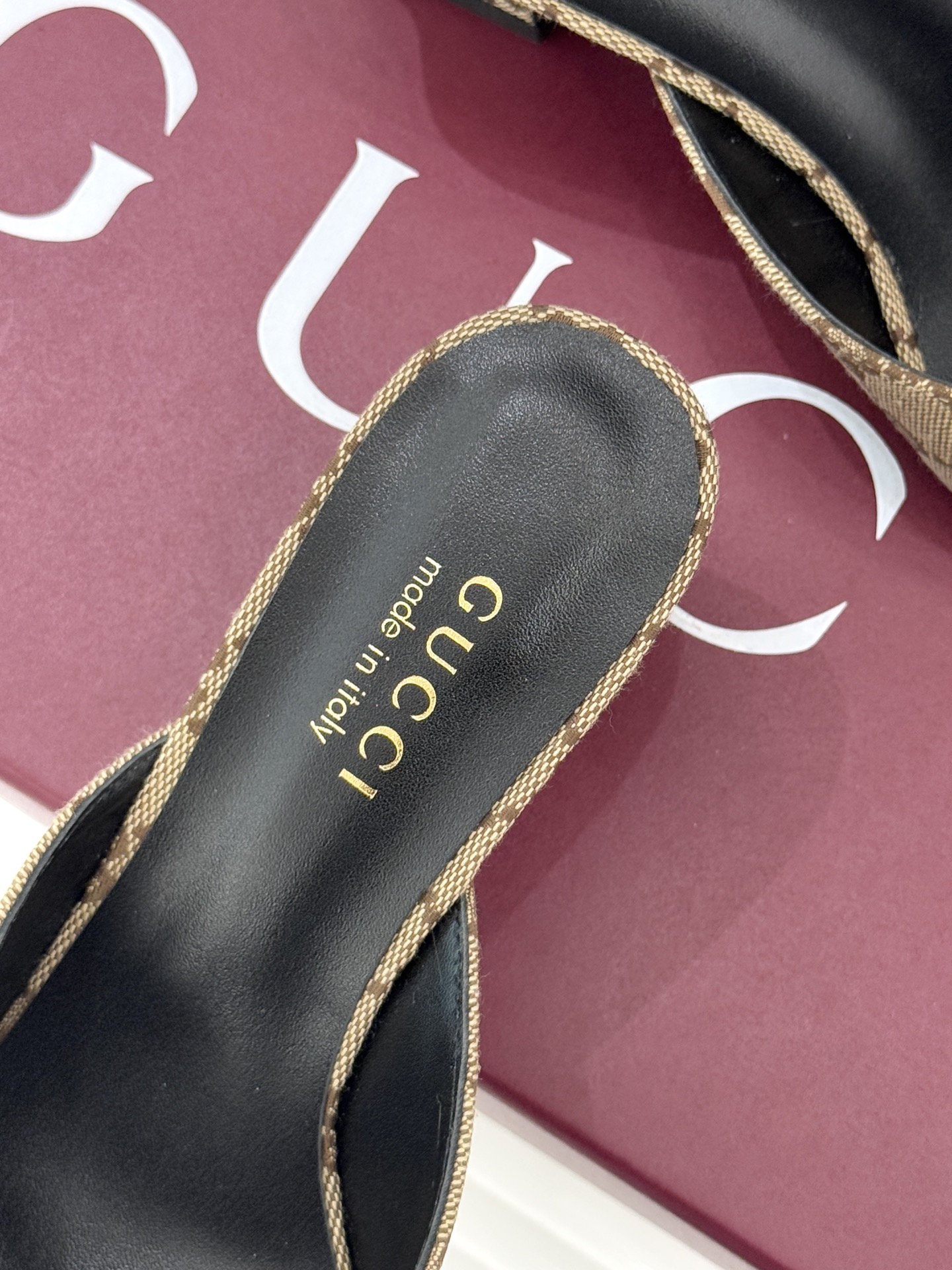 Gucci/古驰26WF春夏新品马衔扣鱼嘴粗跟拖鞋以时光为经纬 以自由为针线将品牌「随性的华美」具象为足