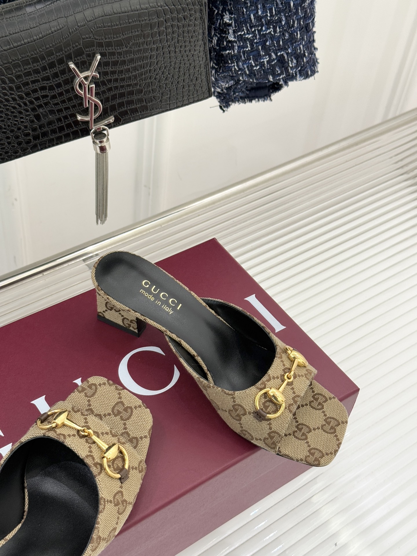 Gucci/古驰26WF春夏新品马衔扣鱼嘴粗跟拖鞋以时光为经纬 以自由为针线将品牌「随性的华美」具象为足