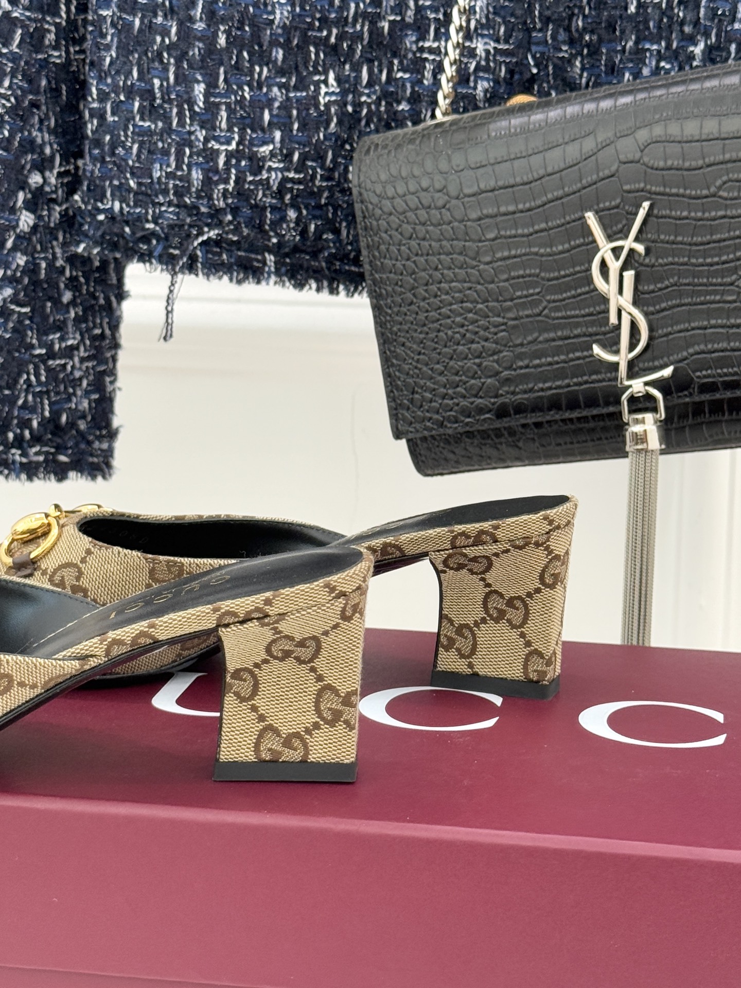 Gucci/古驰26WF春夏新品马衔扣鱼嘴粗跟拖鞋以时光为经纬 以自由为针线将品牌「随性的华美」具象为足