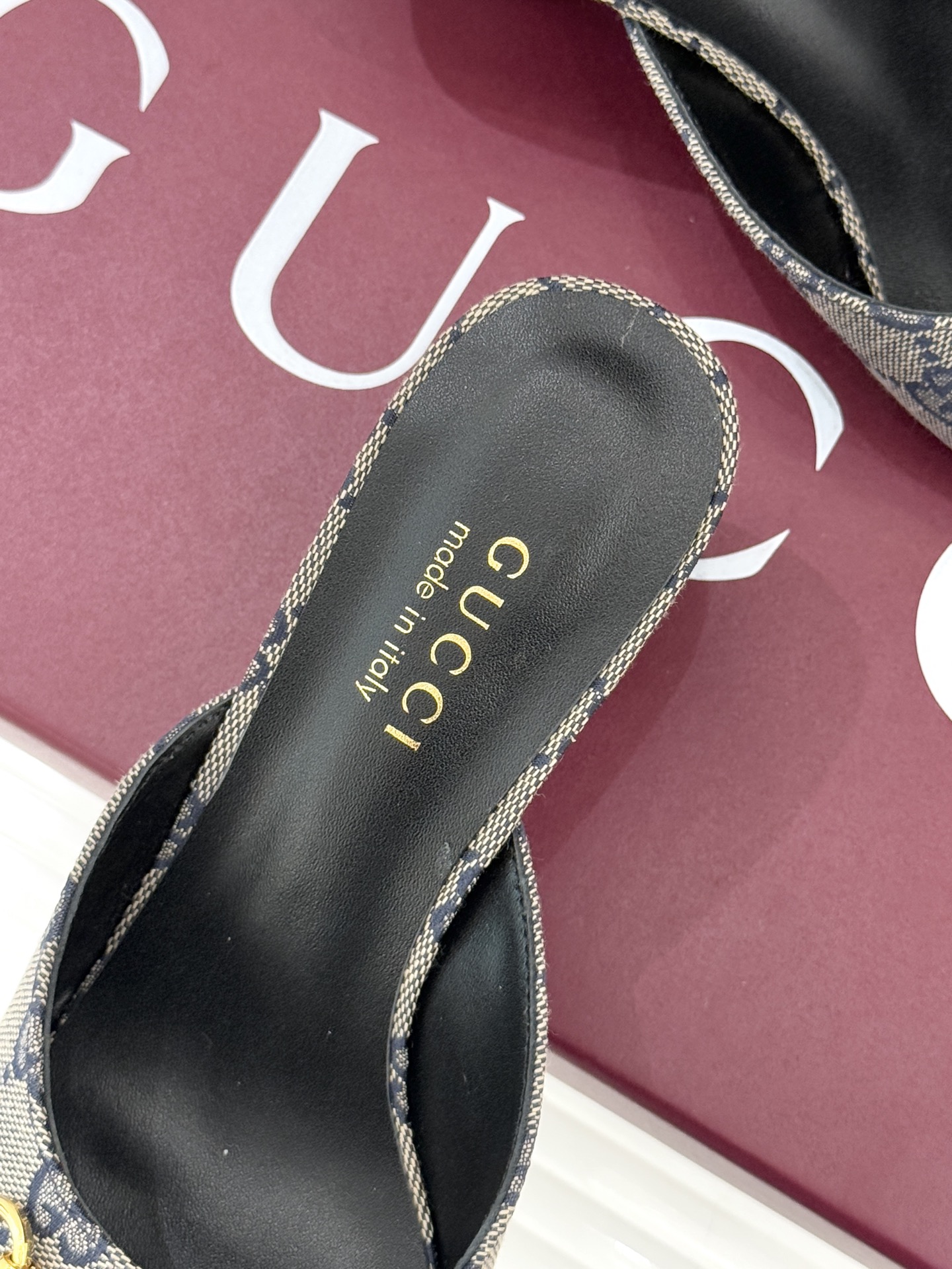 Gucci/古驰26WF春夏新品马衔扣鱼嘴粗跟拖鞋以时光为经纬 以自由为针线将品牌「随性的华美」具象为足