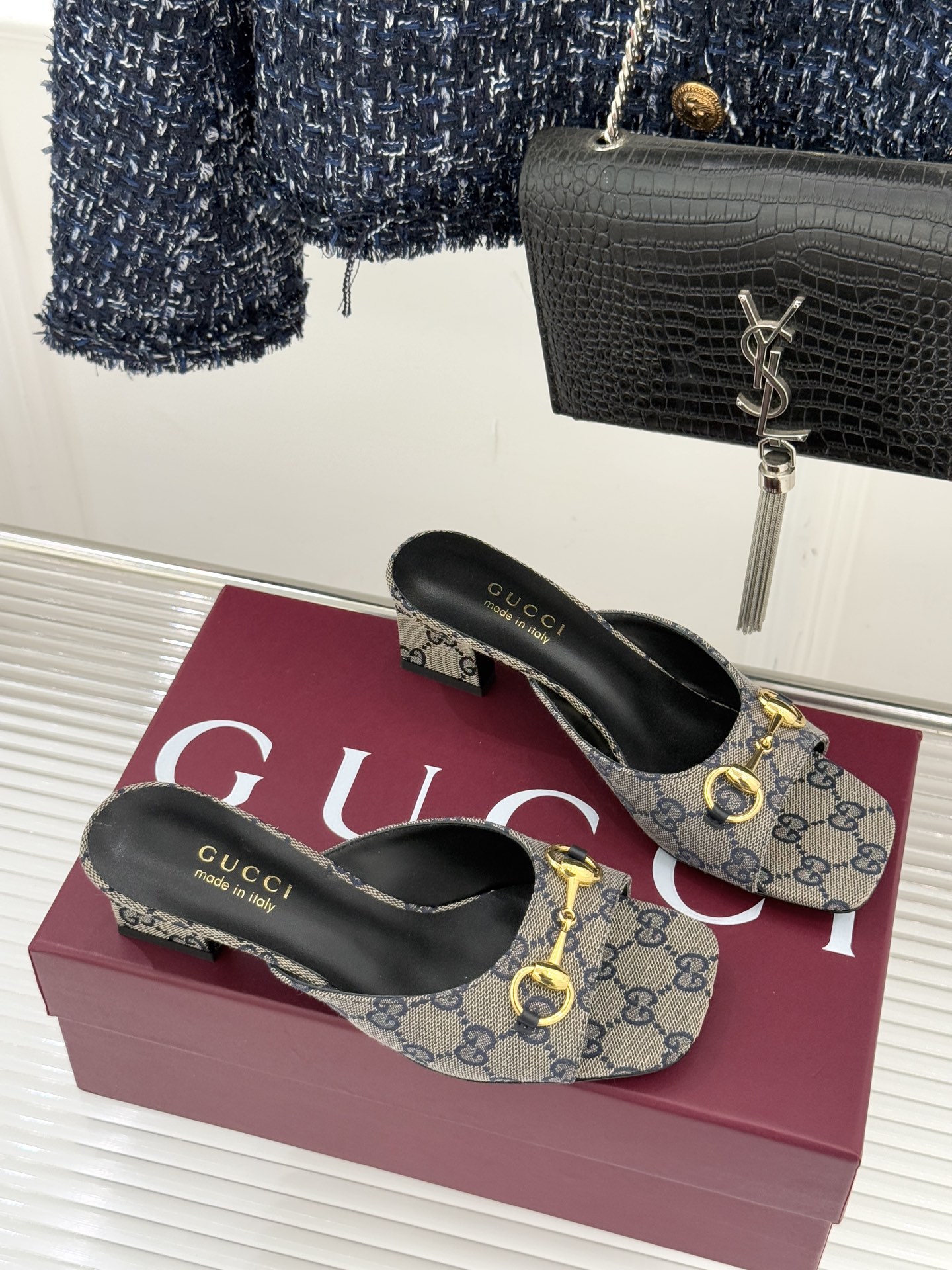 Gucci/古驰26WF春夏新品马衔扣鱼嘴粗跟拖鞋以时光为经纬 以自由为针线将品牌「随性的华美」具象为足