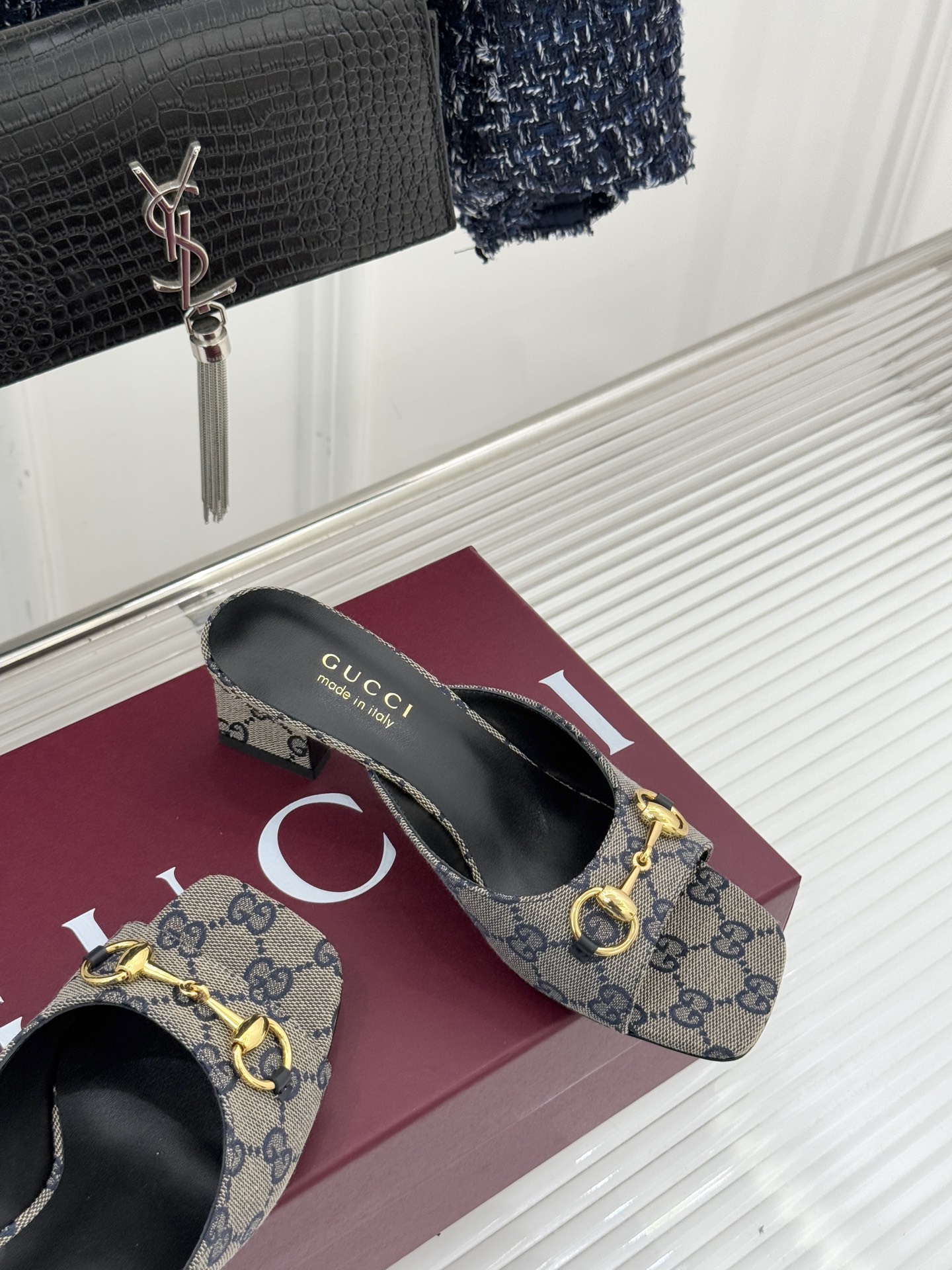 Gucci/古驰26WF春夏新品马衔扣鱼嘴粗跟拖鞋以时光为经纬 以自由为针线将品牌「随性的华美」具象为足