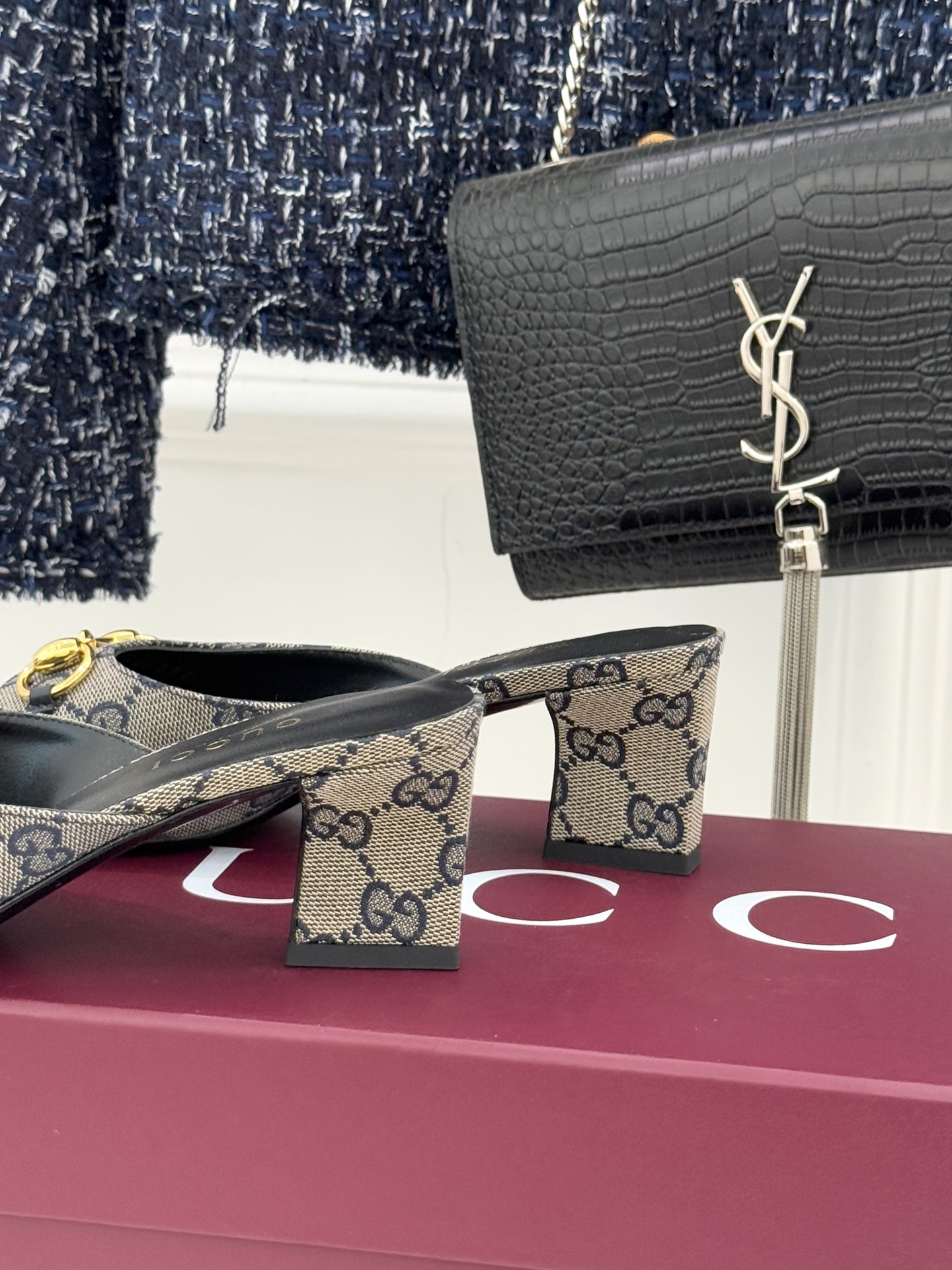 Gucci/古驰26WF春夏新品马衔扣鱼嘴粗跟拖鞋以时光为经纬 以自由为针线将品牌「随性的华美」具象为足